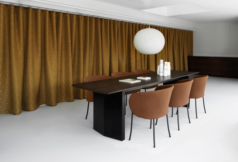 Normann Copenhagen Knit eetkamerstoel met armleuning Sand