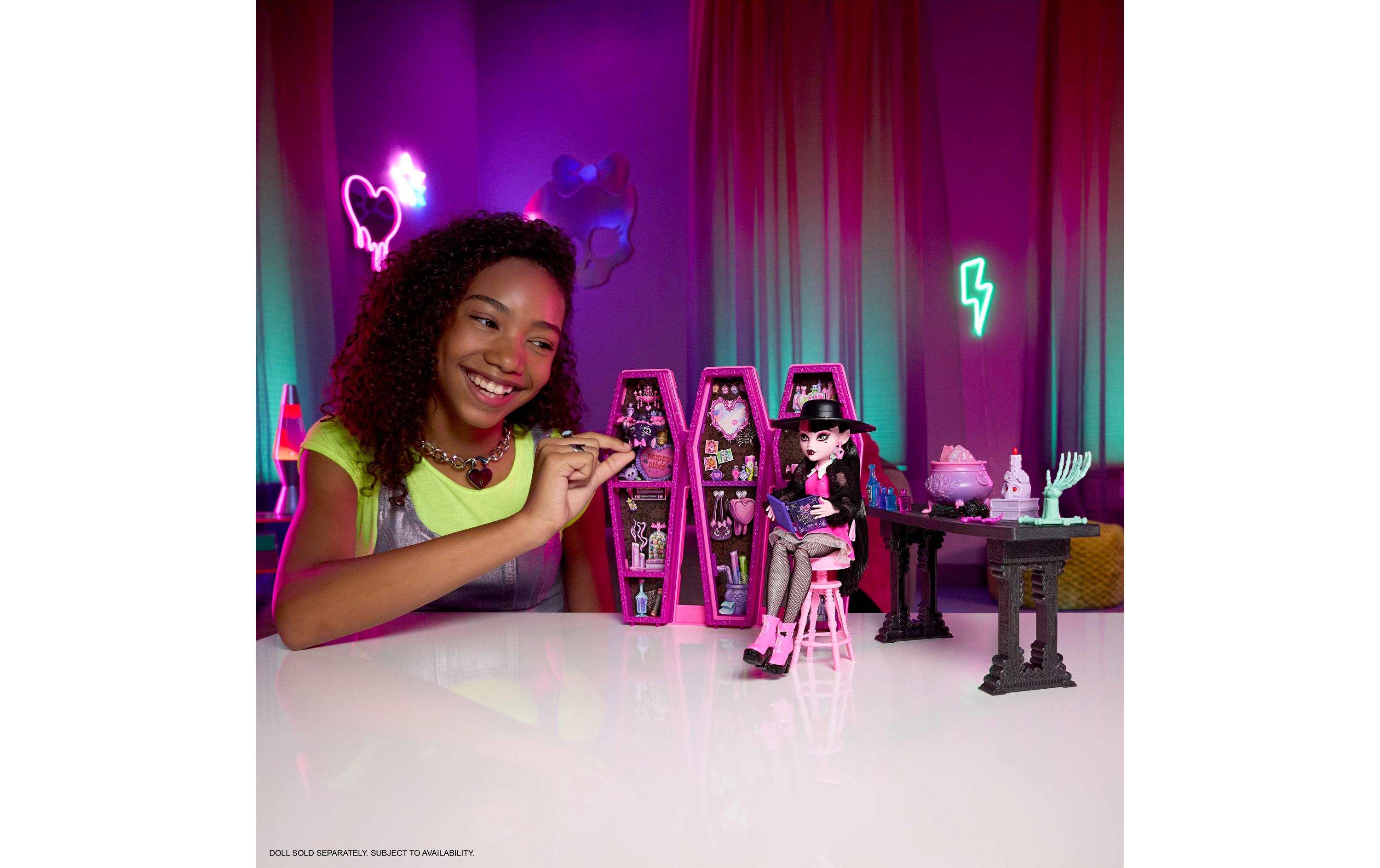 Secret Zaubertränke Spielset DraculauraPuppen-Spielset mit mehr als 12 Accessoires und überraschenden Verwandlungen