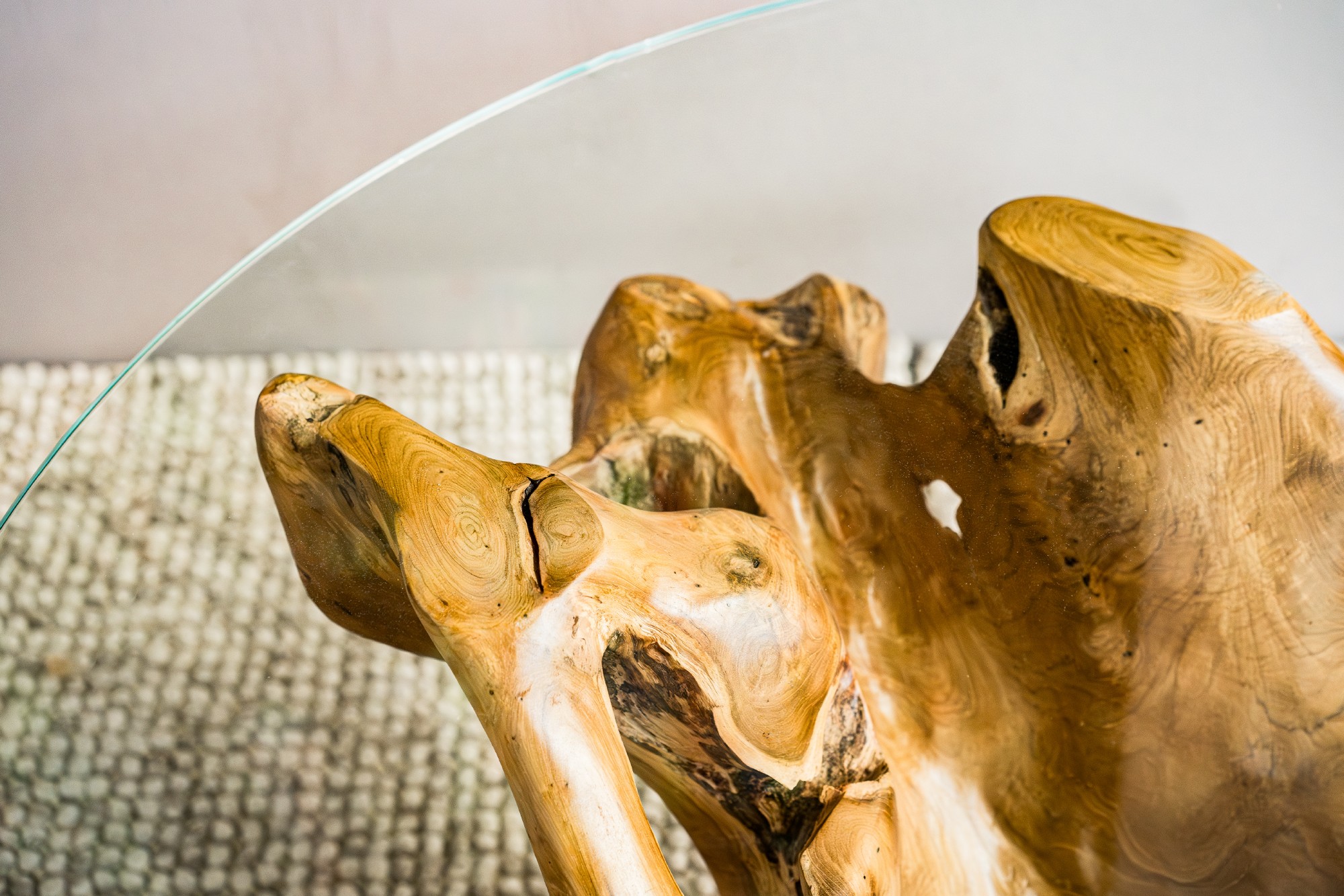 Wurzelholz-Couchtisch 'Krebong', mit Glasplatte, Ø 110 cm, H 50 cm von fischer's lagerhaus