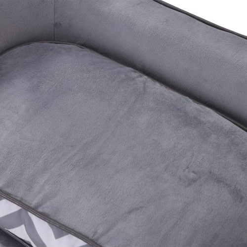 Sofá acolchoado de design exclusivo para animais de estimação na cor cinza.