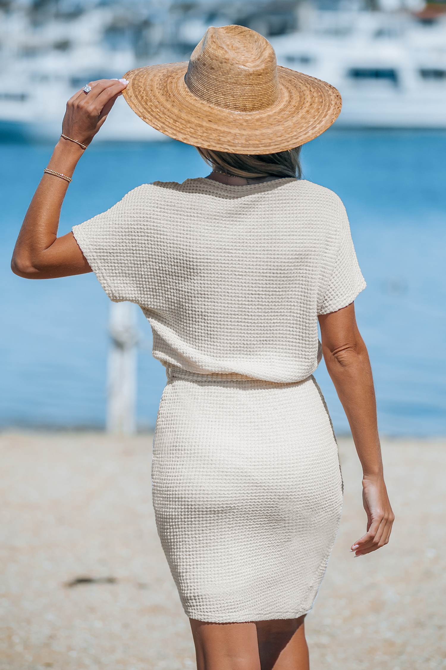 Robe mini à col rond et manches courtes avec ourlet asymétrique