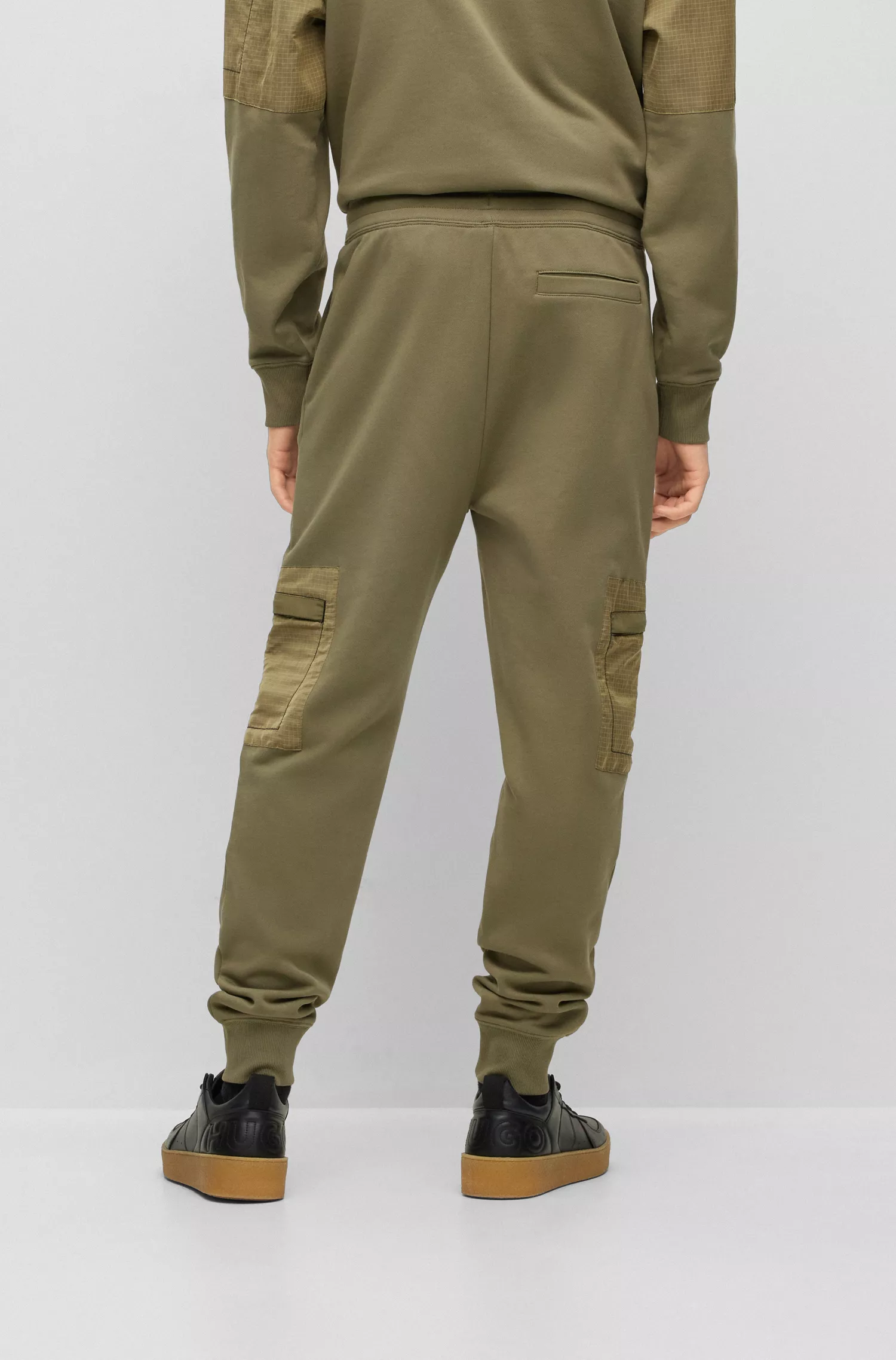 Calça de fato de treino HUGO vermelha em tecido atoalhado de algodão com bolsos cargo.