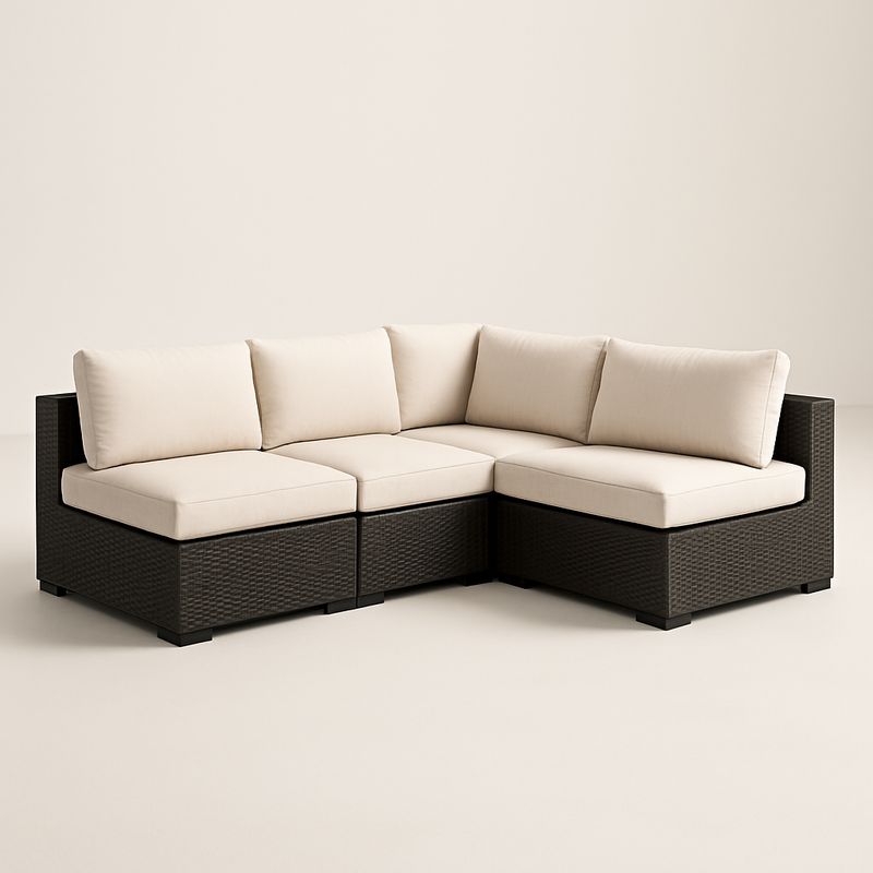Ecksofa aus Polyrattan mit beigen Kissen