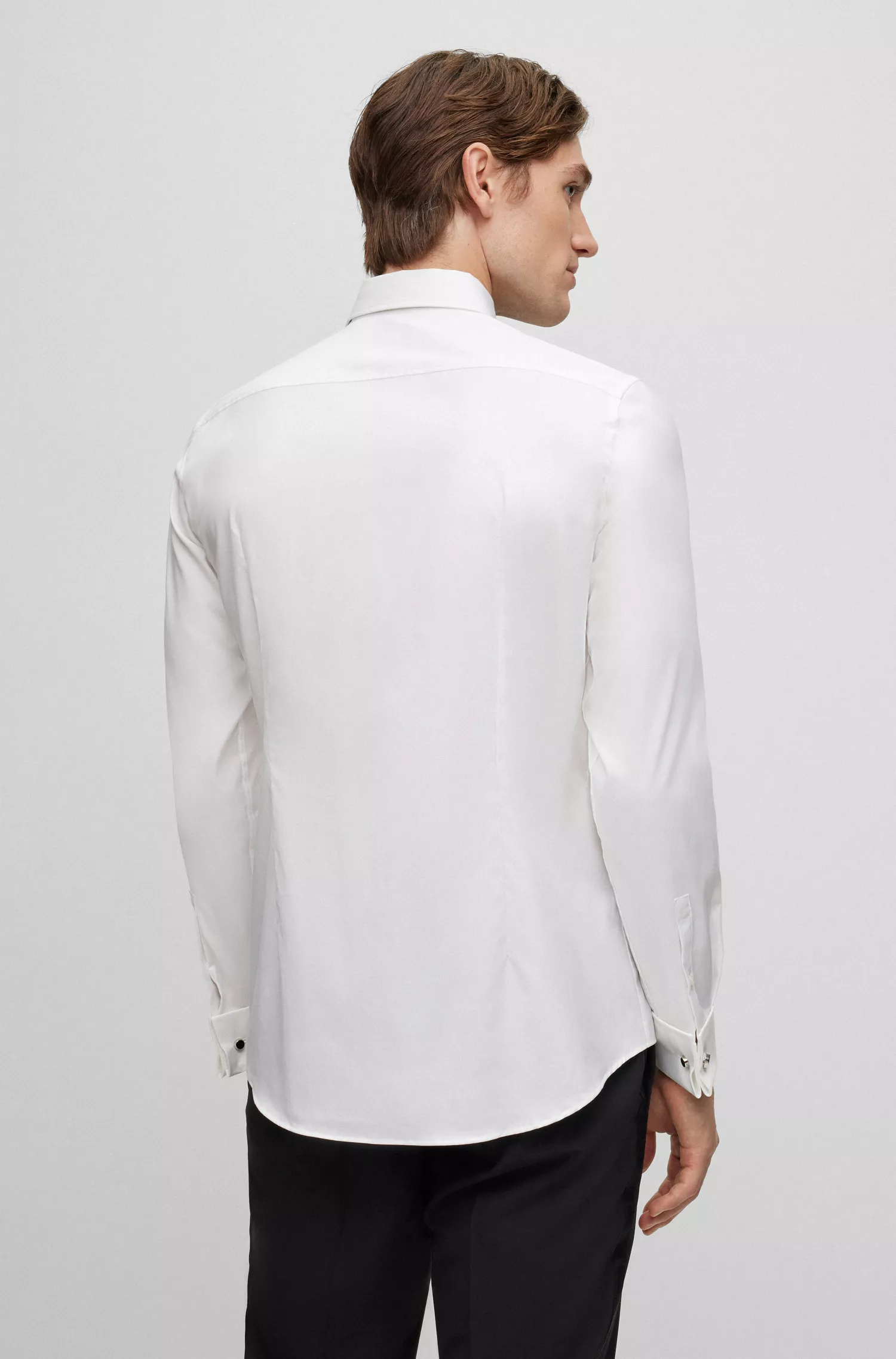Camisa BOSS preta de corte slim em algodão elástico com punhos duplos.