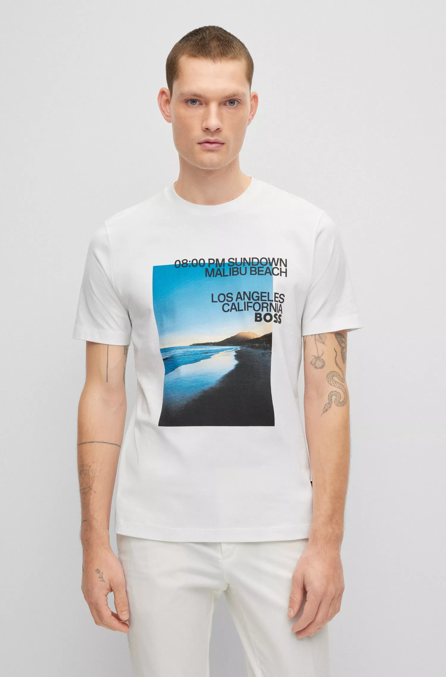 Camiseta BOSS preta em mistura de algodão com estampa fotográfica de praia e logotipo.