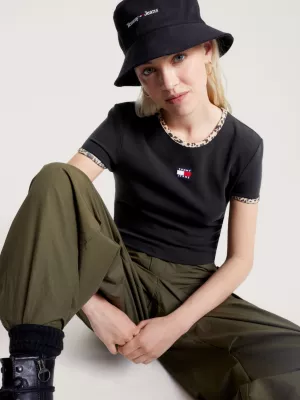 Top cropped com detalhes em estampa de leopardo