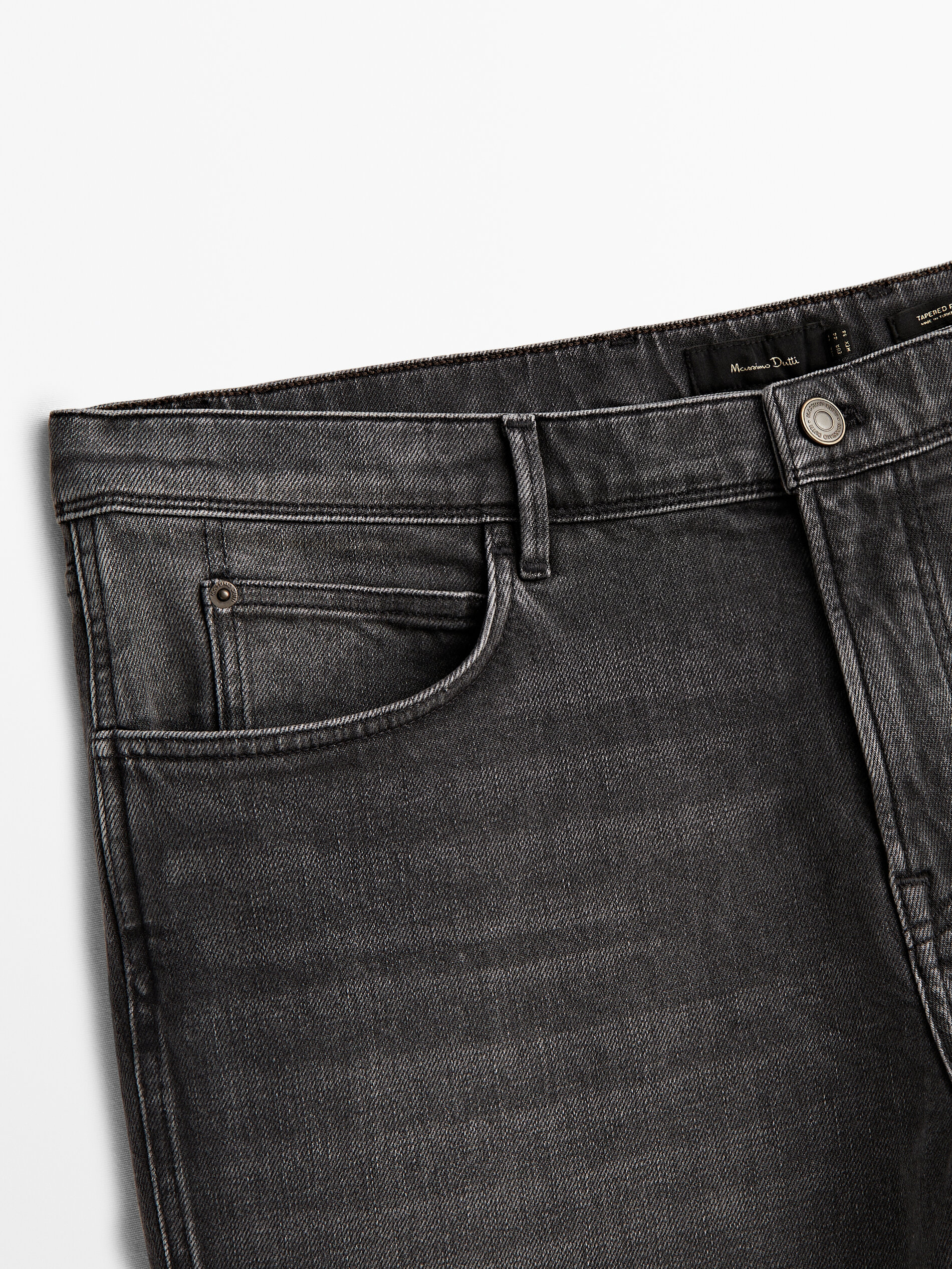 Calça jeans cinza com lavagem stone wash e corte afunilado
