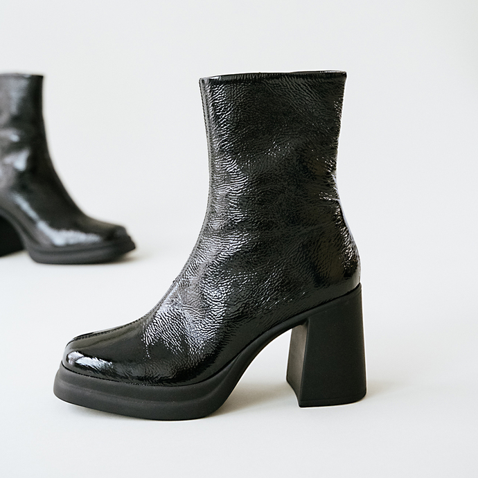 Boots à bouts carrés et plateformes  en vernis plissé noir