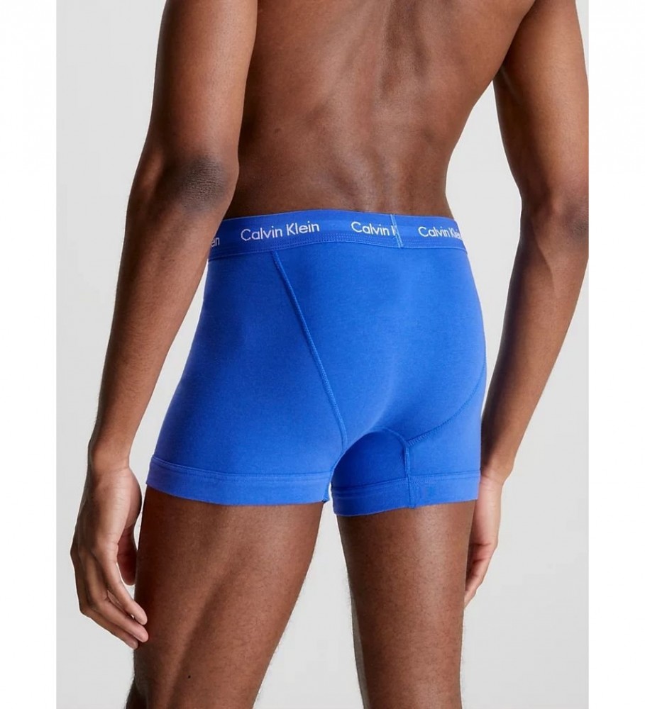 Cuecas boxer Calvin Klein, pacote com 3 unidades, em algodão stretch, nas cores azul e preta.