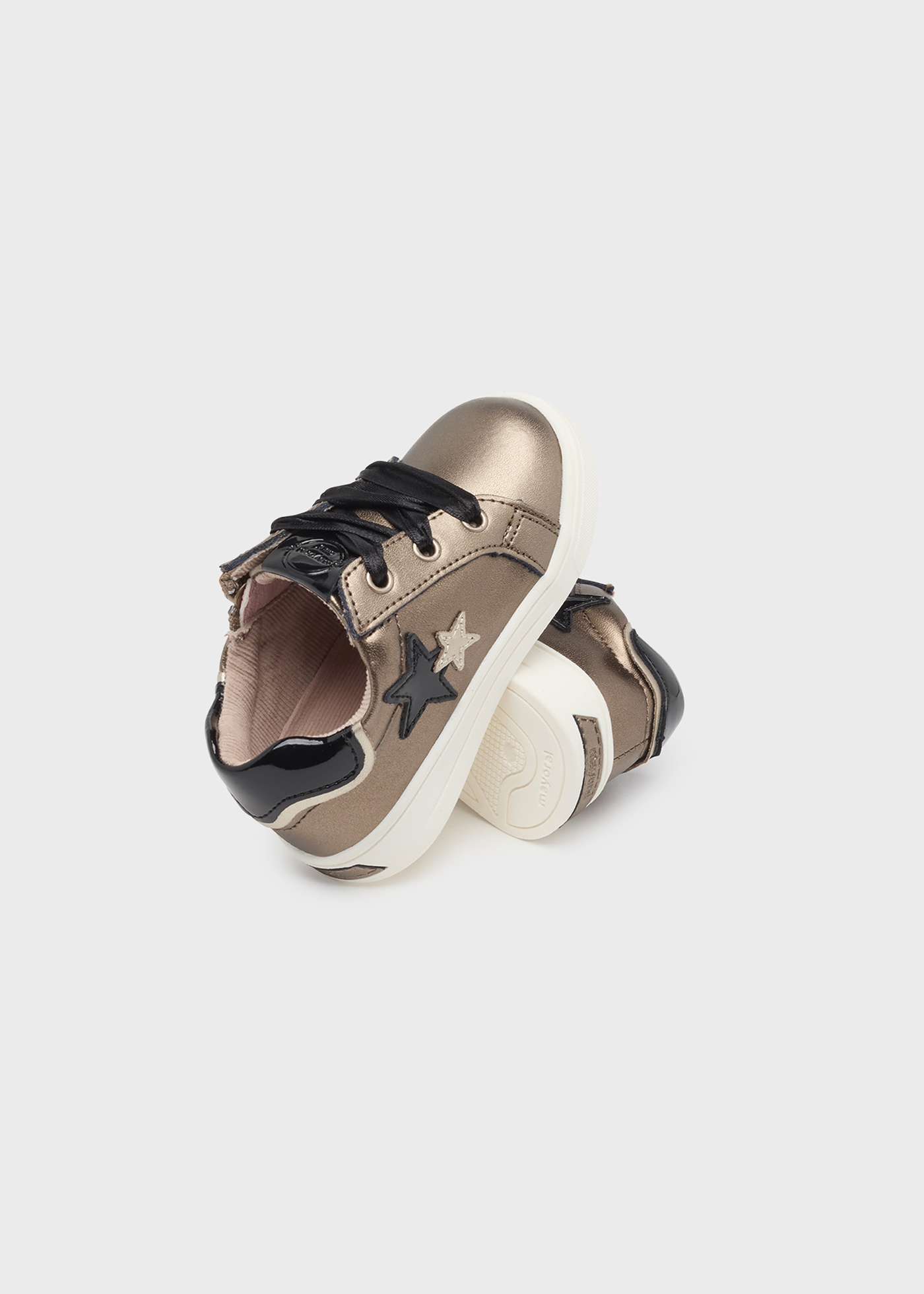 Sapatos esportivos de couro sustentável para bebês com cadarço