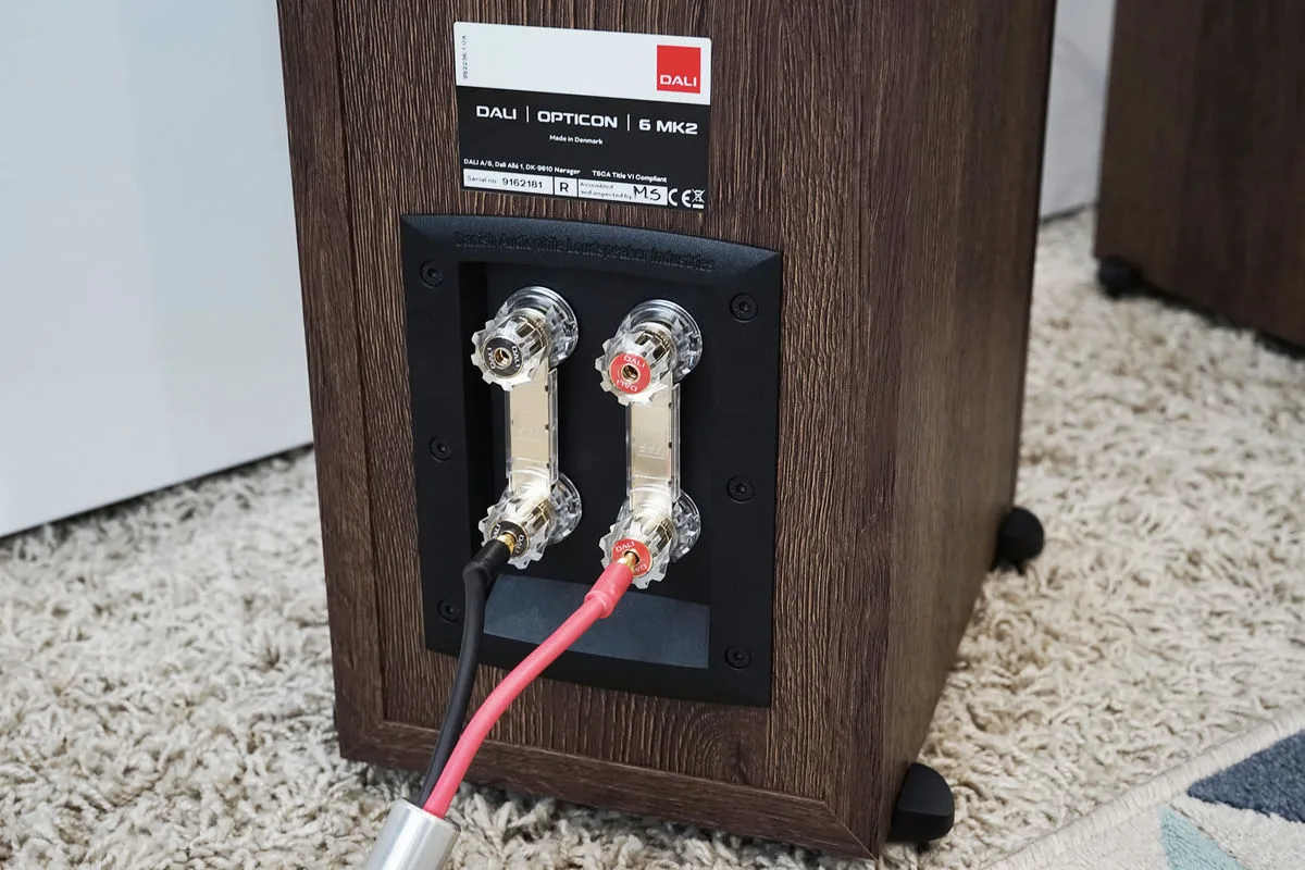 Dali Opticon 6 MKII Chêne foncé (la paire) Enceintes colonne