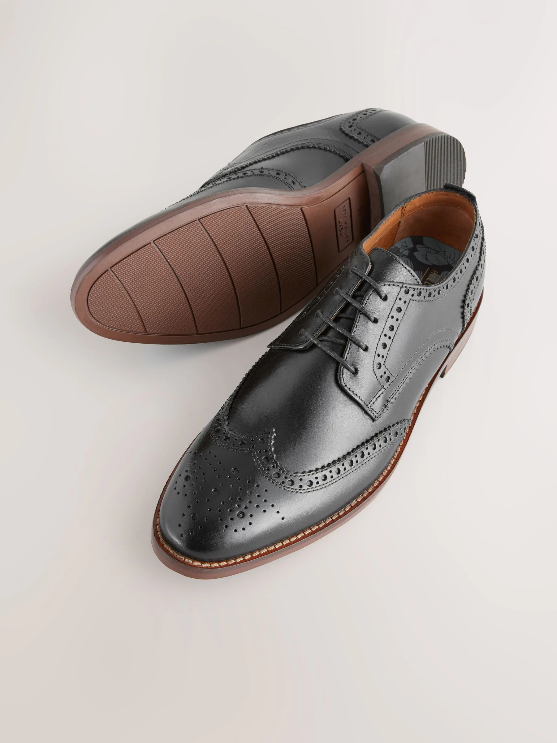 Zwart - Standaard pasvorm - Brogues van leer met contrasterende zool