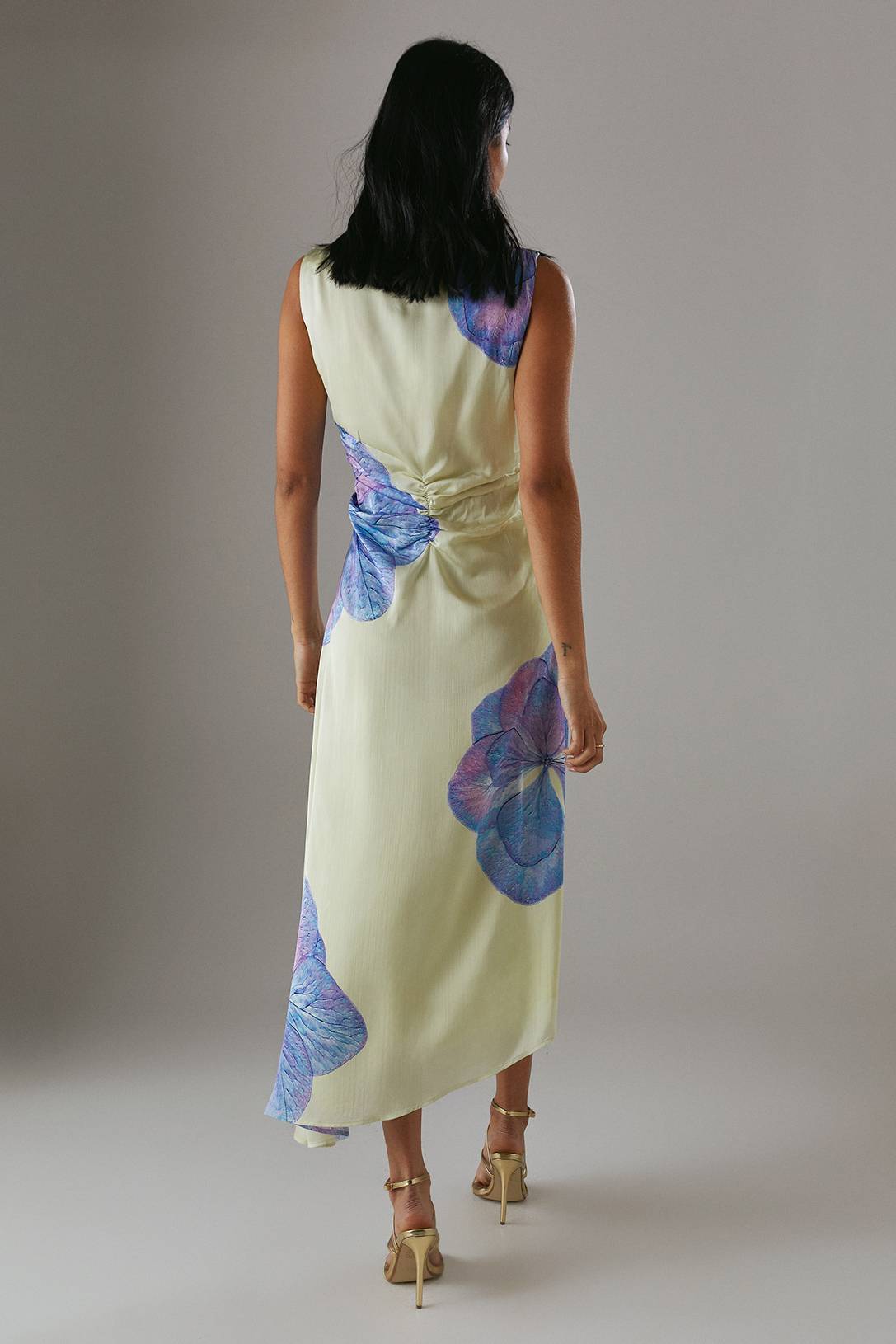 Warehouse Robe Midi En Satin Imprimé Sans Manches À Nœud Devant Et Ourlet Asymétrique