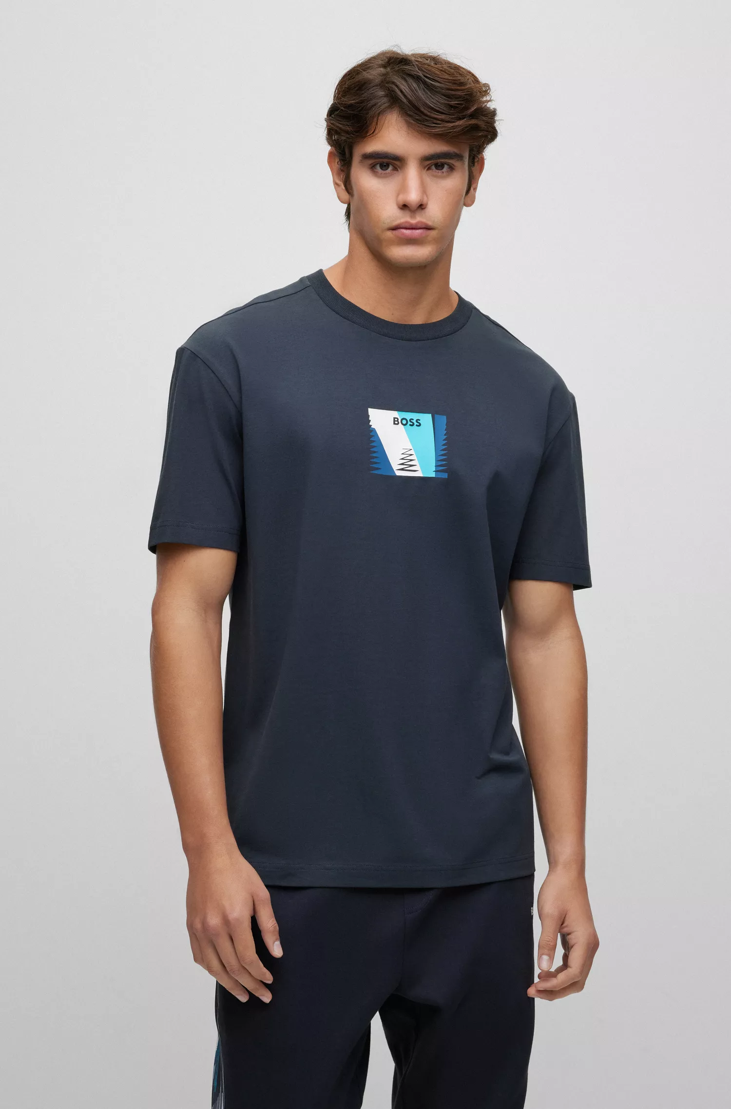 Camiseta BOSS verde, modelagem relaxada, em algodão elástico com estampa.