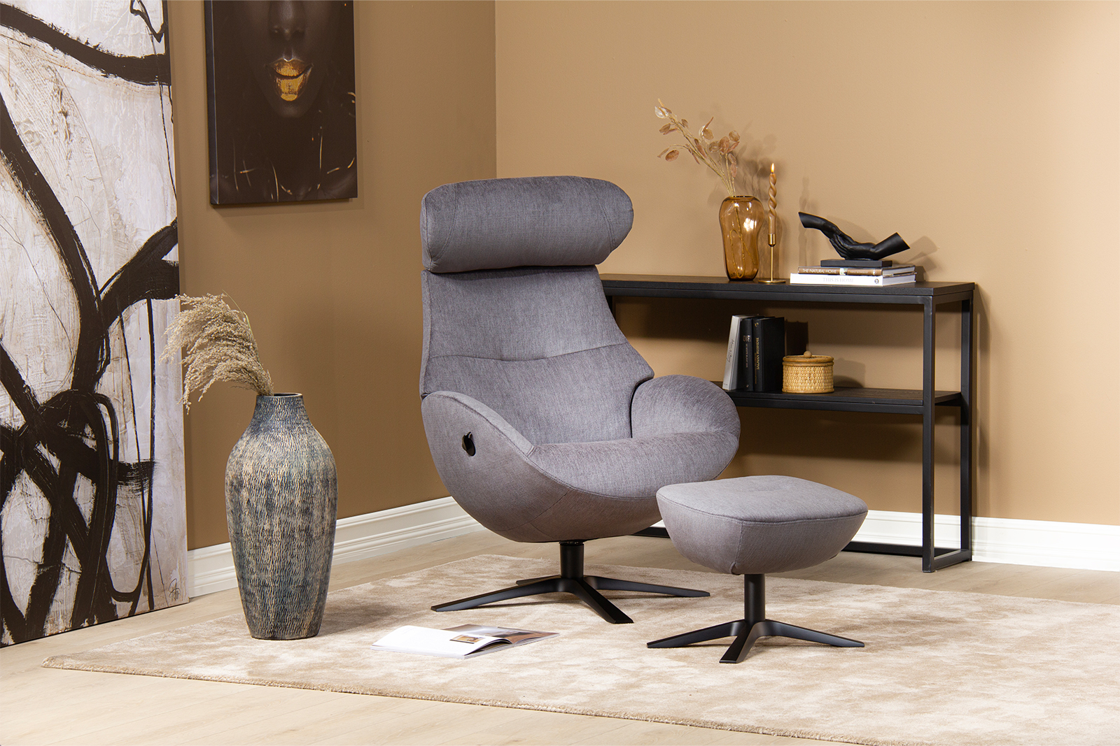 Globe lenestol I Tekstil Evita Concrete 1373-41 med standard rygg og x-fot i sort quattro aluminium.