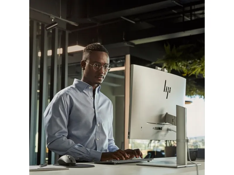 HP EliteOne 870 G9 - Alt-i-én Core i7 i7-14700 / op til 5.4 GHz - vPro Enterprise - RAM 32 GB - SSD 512 GB - NVMe - UHD Graphics 770 - Gigabit Ethernet, IEEE 802.11ax (Wi-Fi 6E), Bluetooth 5.3 - Win 11 Pro - skærm: LED 27