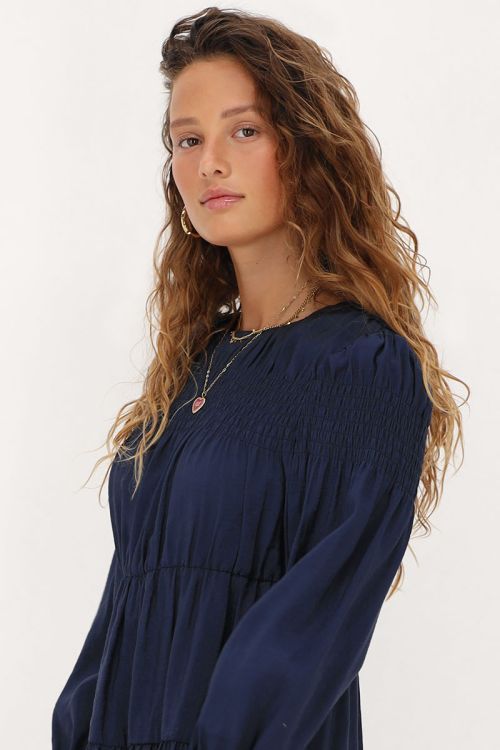 Donkerblauwe jurk met plooien & ruffle mouwtjes