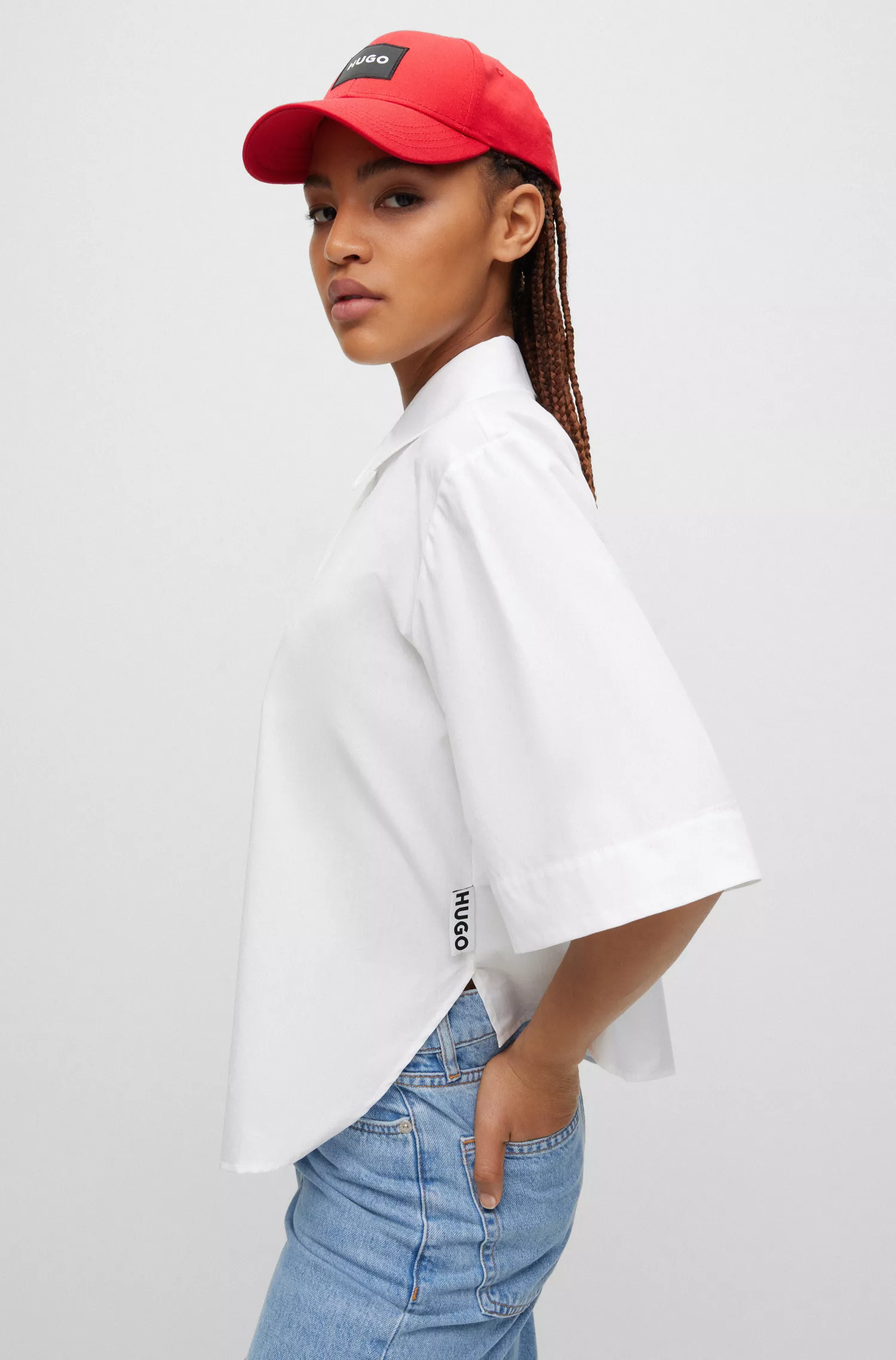 Blusa cropped HUGO vermelha em algodão orgânico com etiqueta com o logotipo.