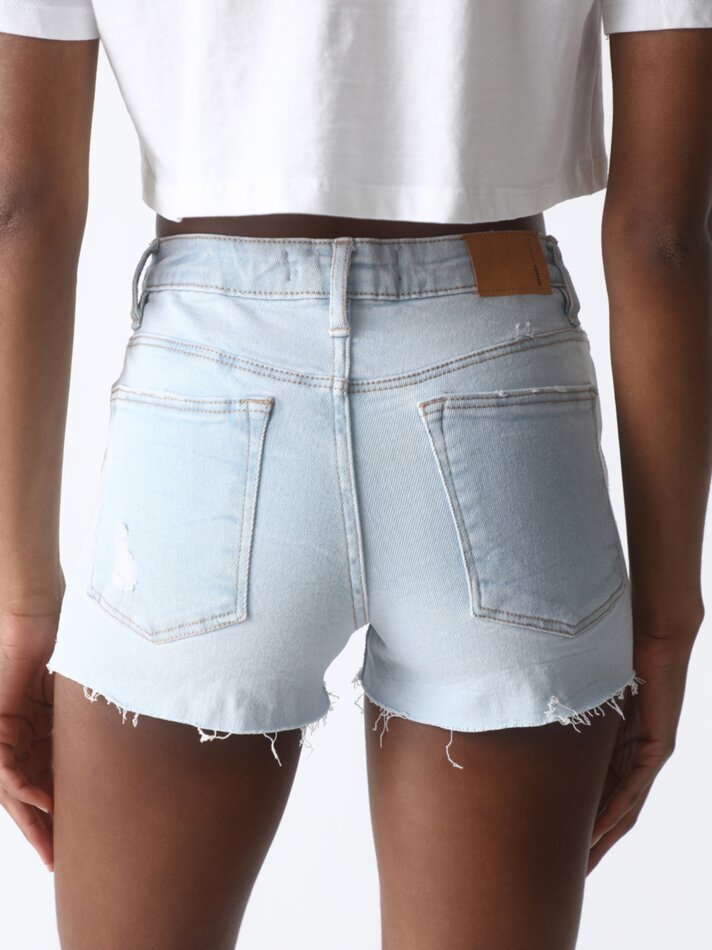 Shorts jeans com rasgos - Azul claro