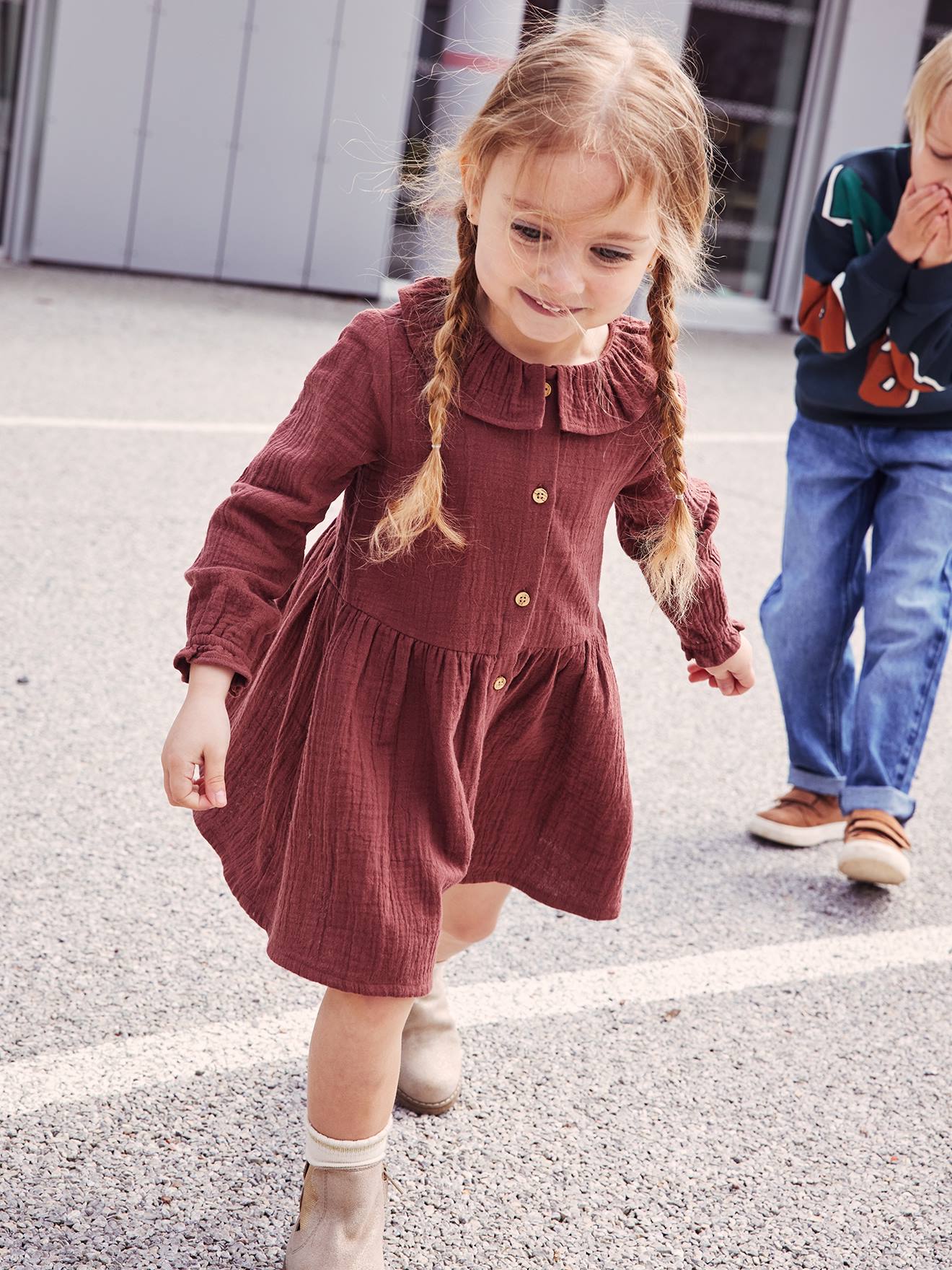Vestido infantil em chiffon de algodão cor chocolate com botões.