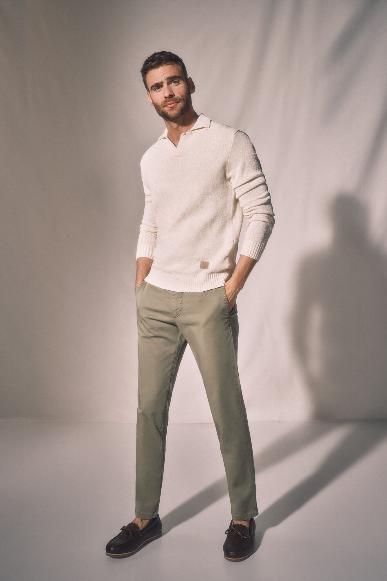 Calça chino slim com cintura elástica - Cáqui