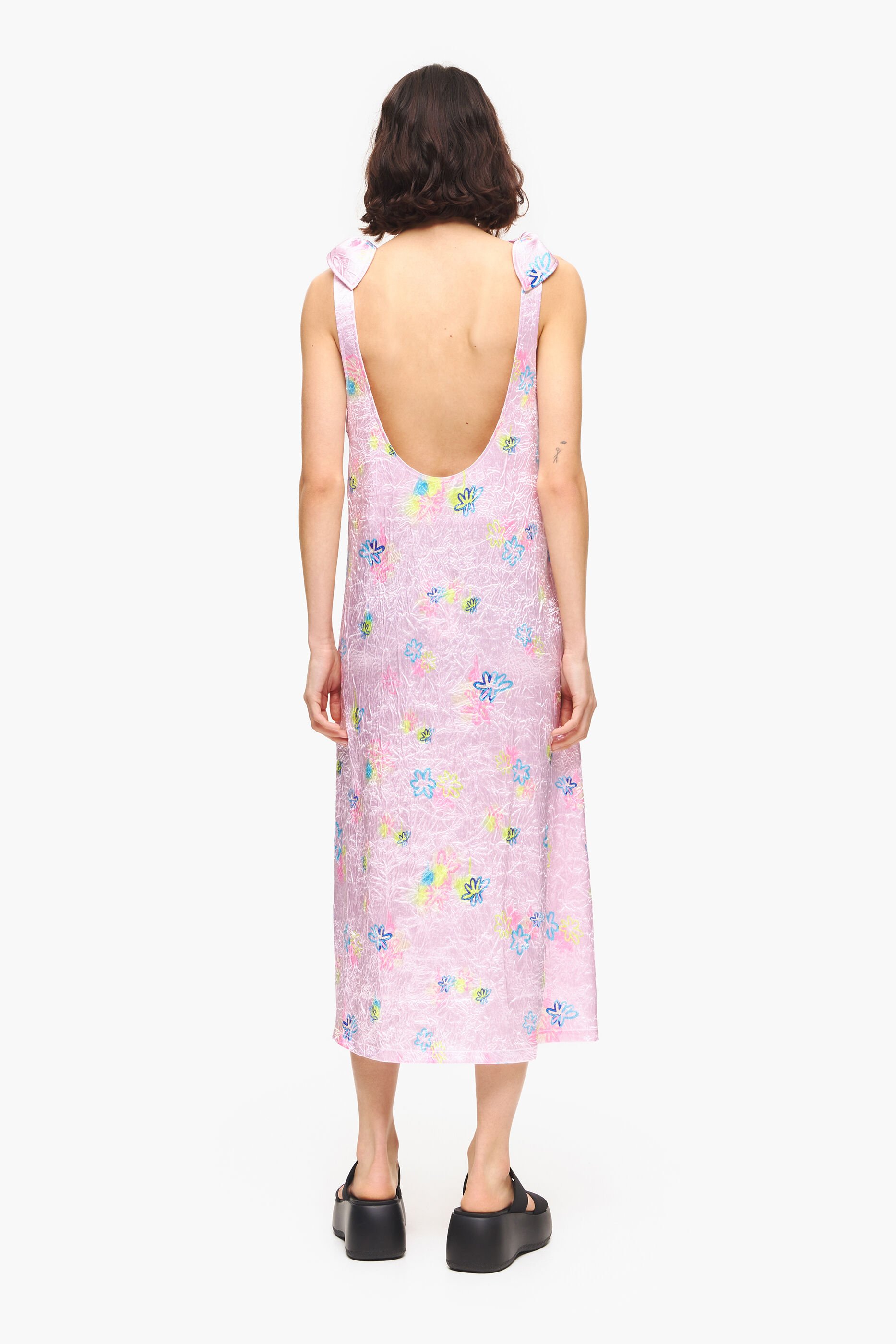 Vestido midi evasê com estampa floral rosa claro