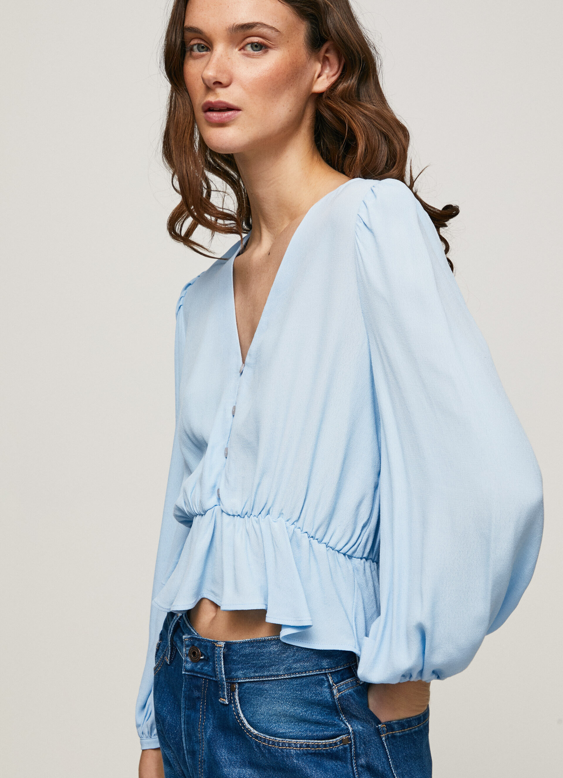 Blusa cropped com decote em V - azul-marinho