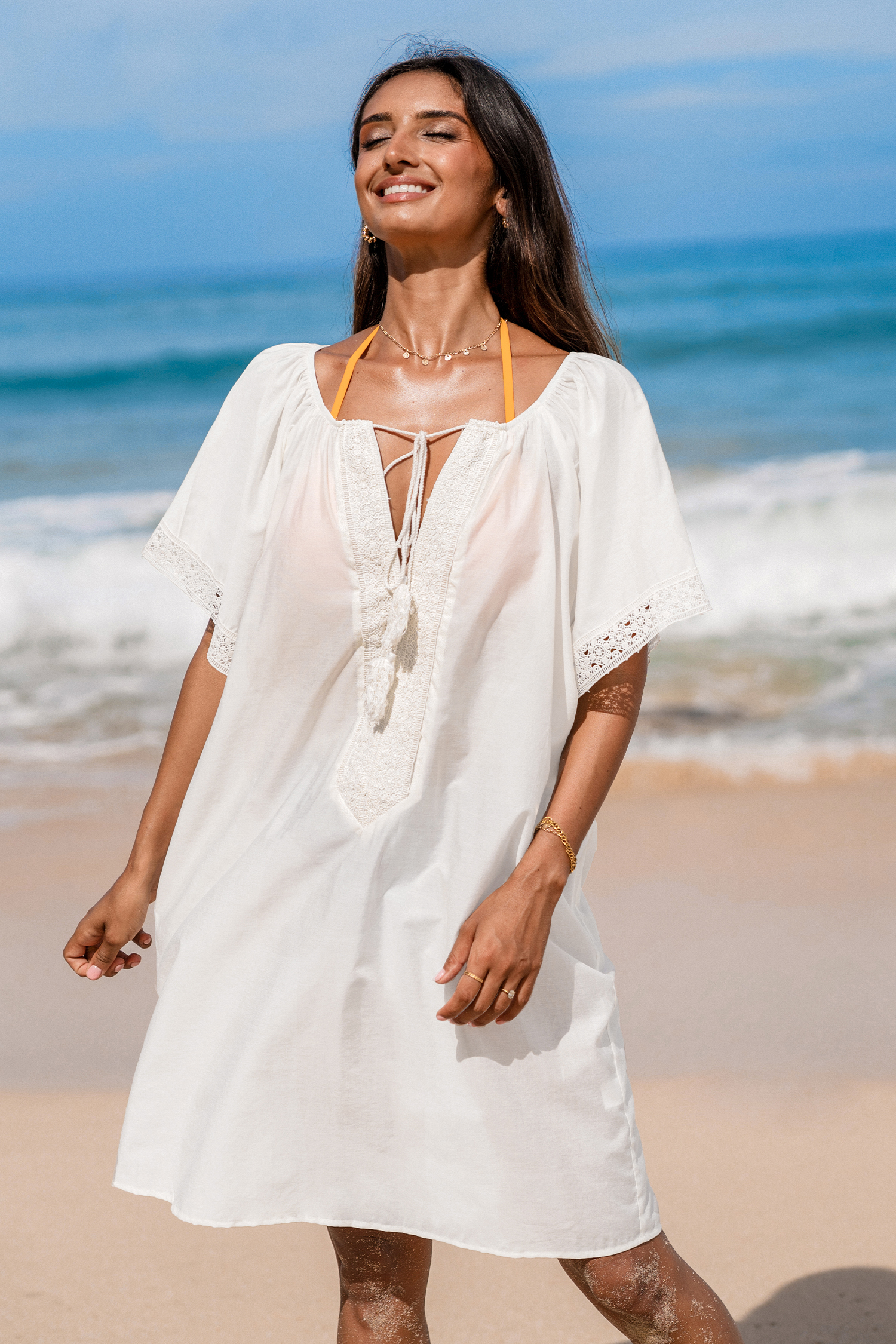 Robe cover up avec col scoop à nouer avec glands blanche