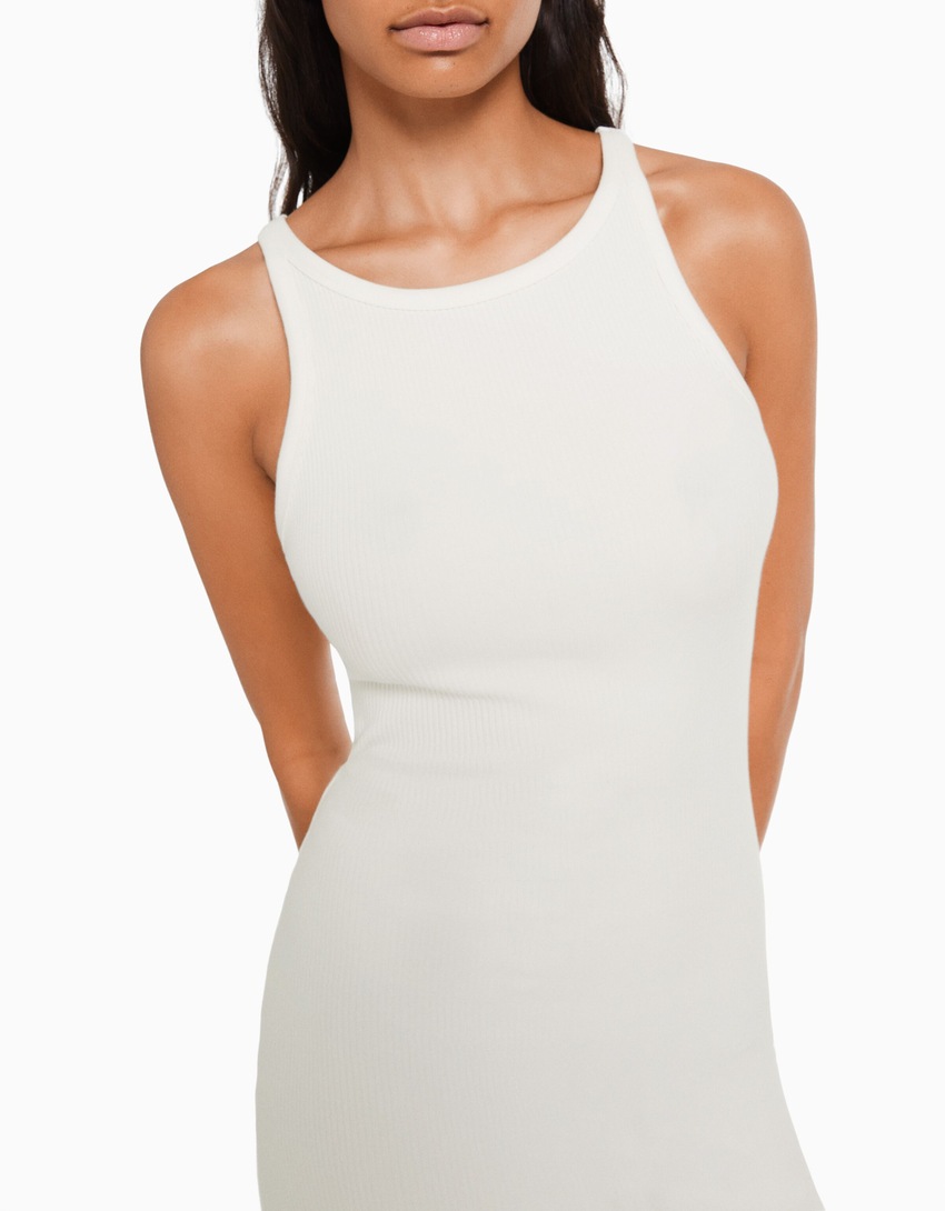 Vestido midi canelado sem mangas