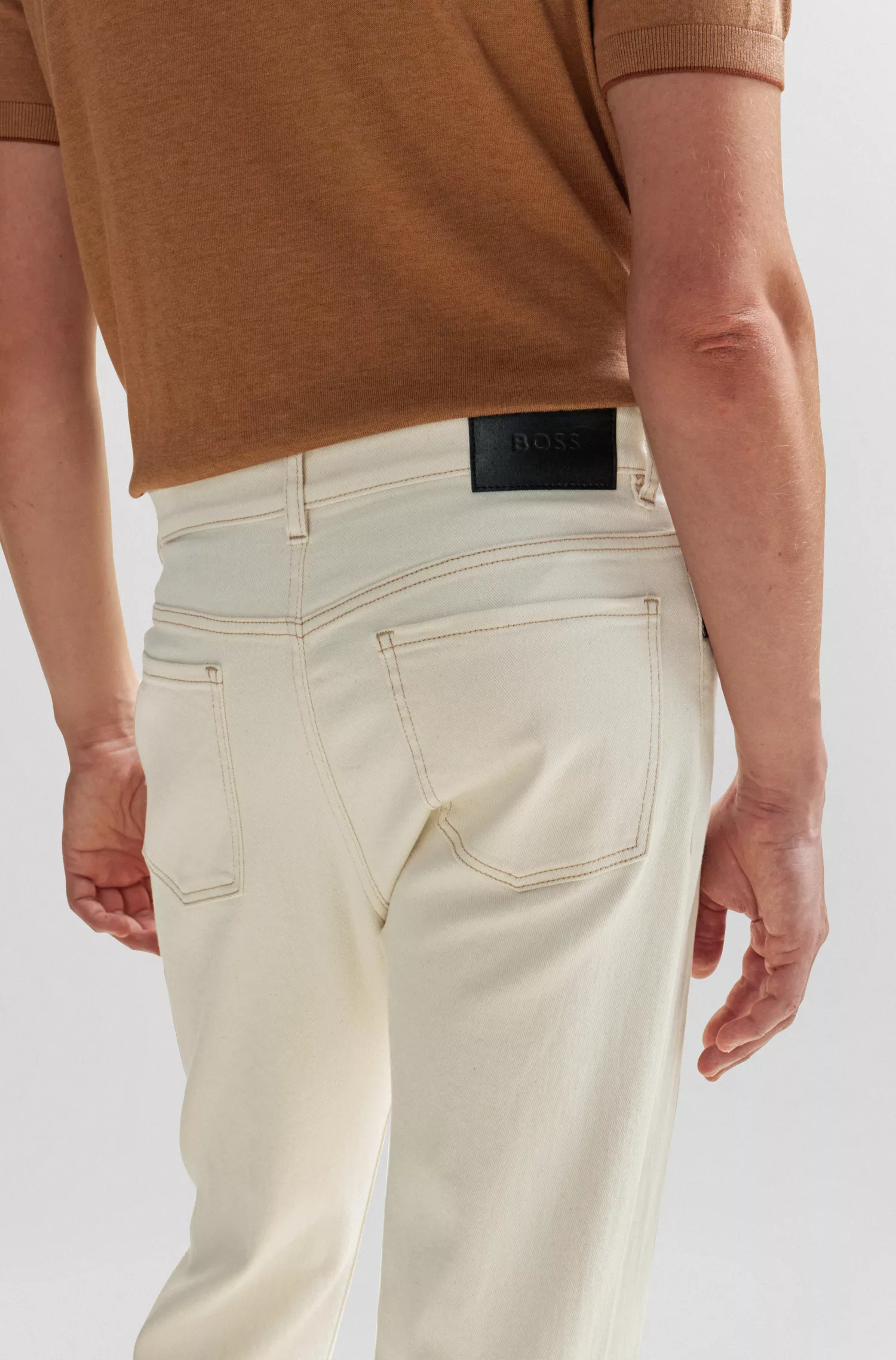Calça jeans BOSS Camel, corte regular, em denim bege de luxo e conforto.