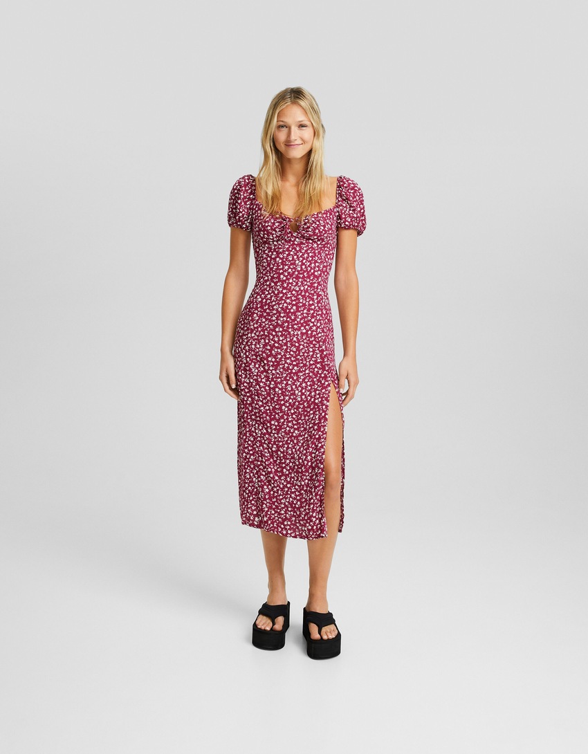 Vestido midi de manga curta com decote amarrado.