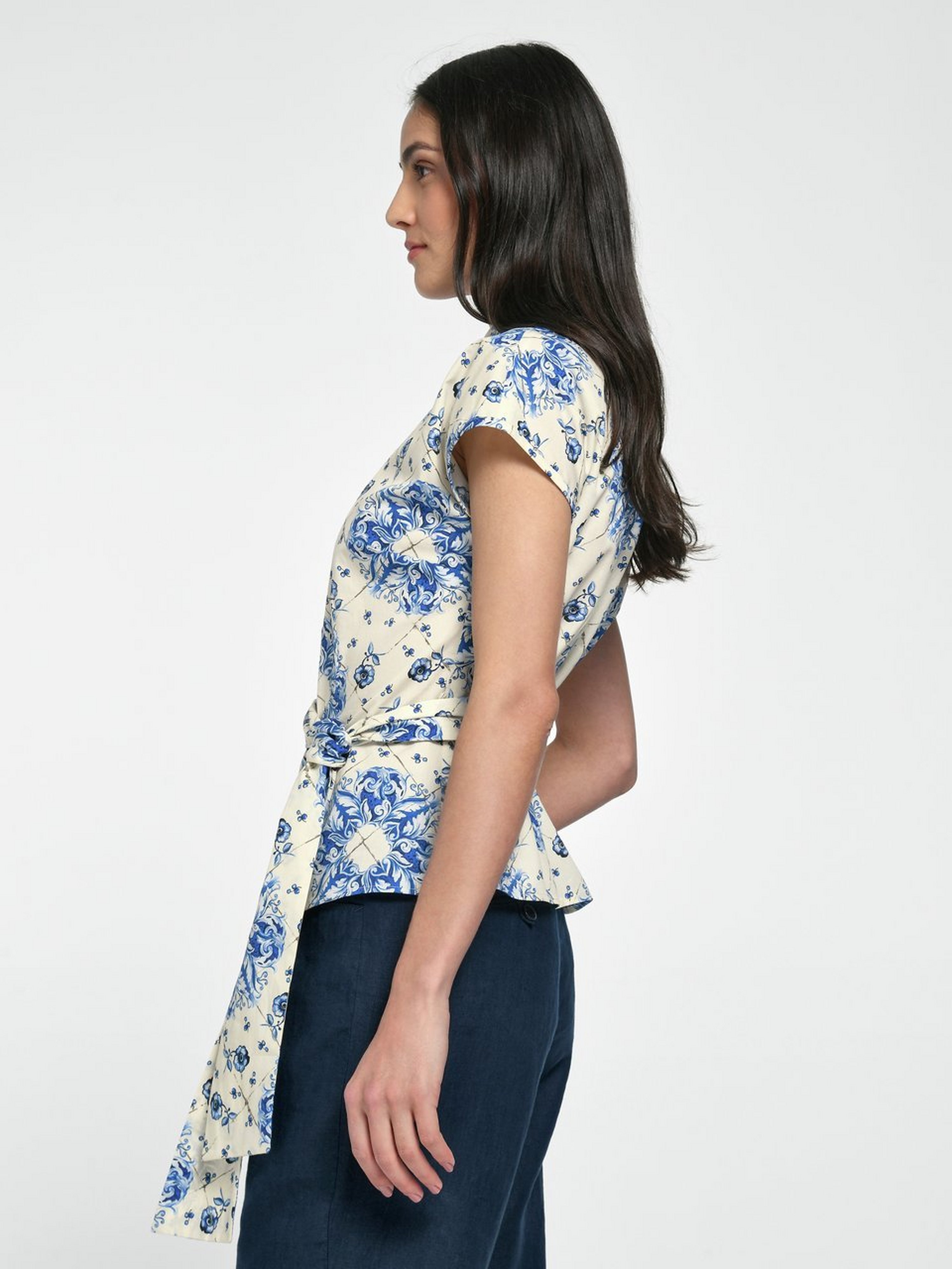 Bluse mit überschnittener Schulter