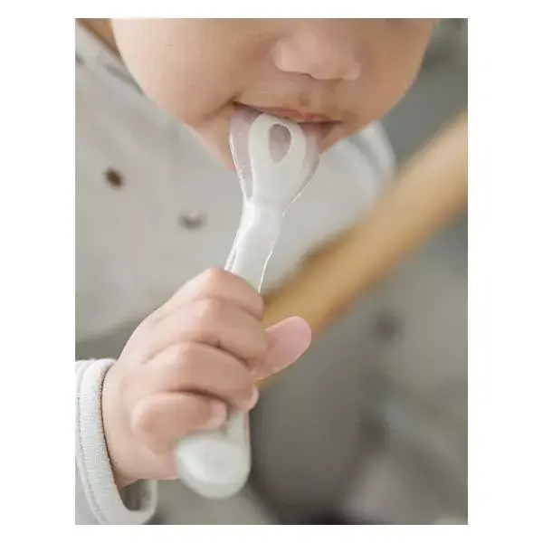 Conjunto de 4 colheres de silicone Béaba para refeições, ideal para crianças da primeira infância (arco-íris).