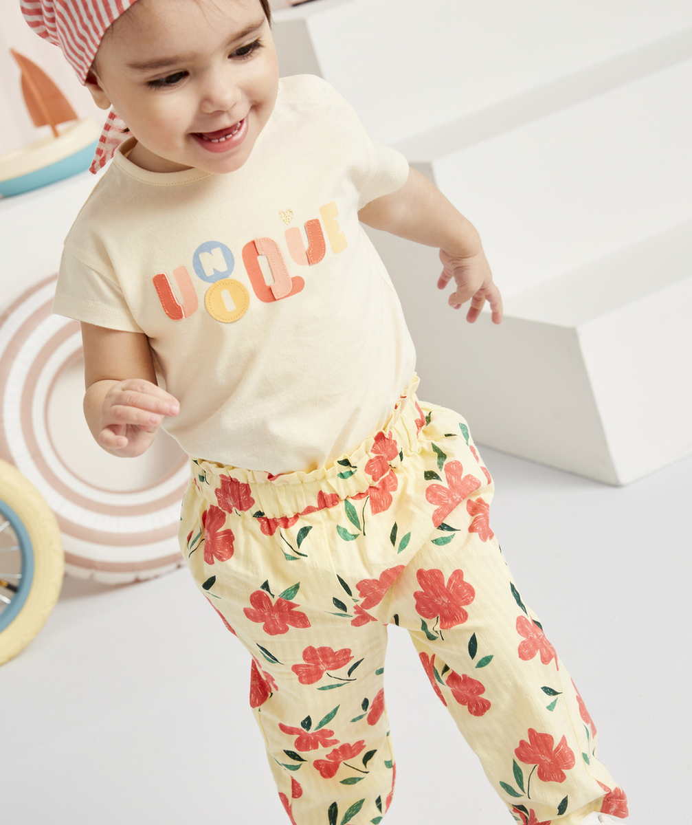 PANTALON FLUIDE BÉBÉ FILLE JAUNE EN COTON IMPRIMÉ AVEC FLEURS