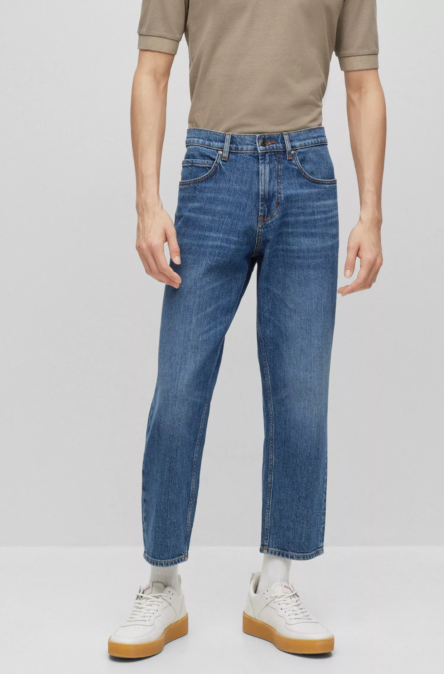 Calça jeans HUGO vermelha, modelagem solta e afunilada, em denim azul com elasticidade confortável.