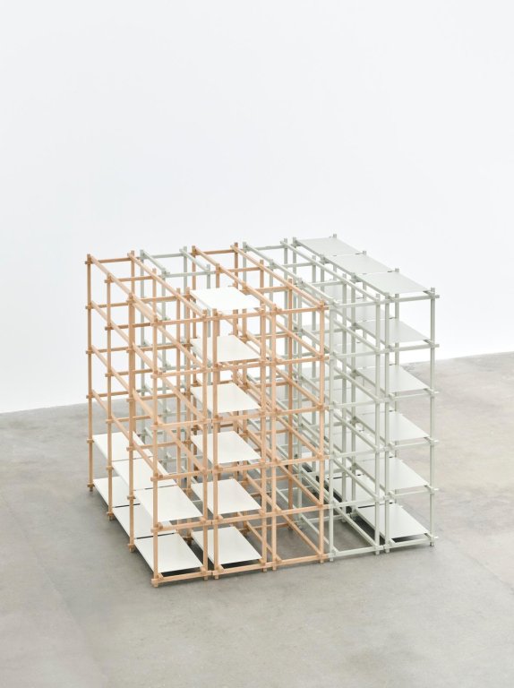 Hay Woody Column High stellingkast beuken frame, Smokey Grey