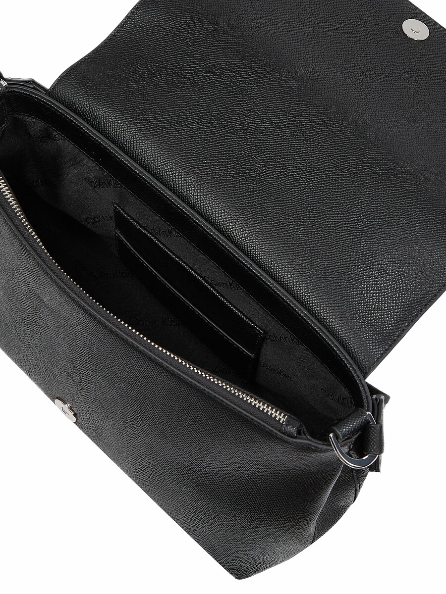 CALVIN KLEIN<br>Bolsa de ombro com aba