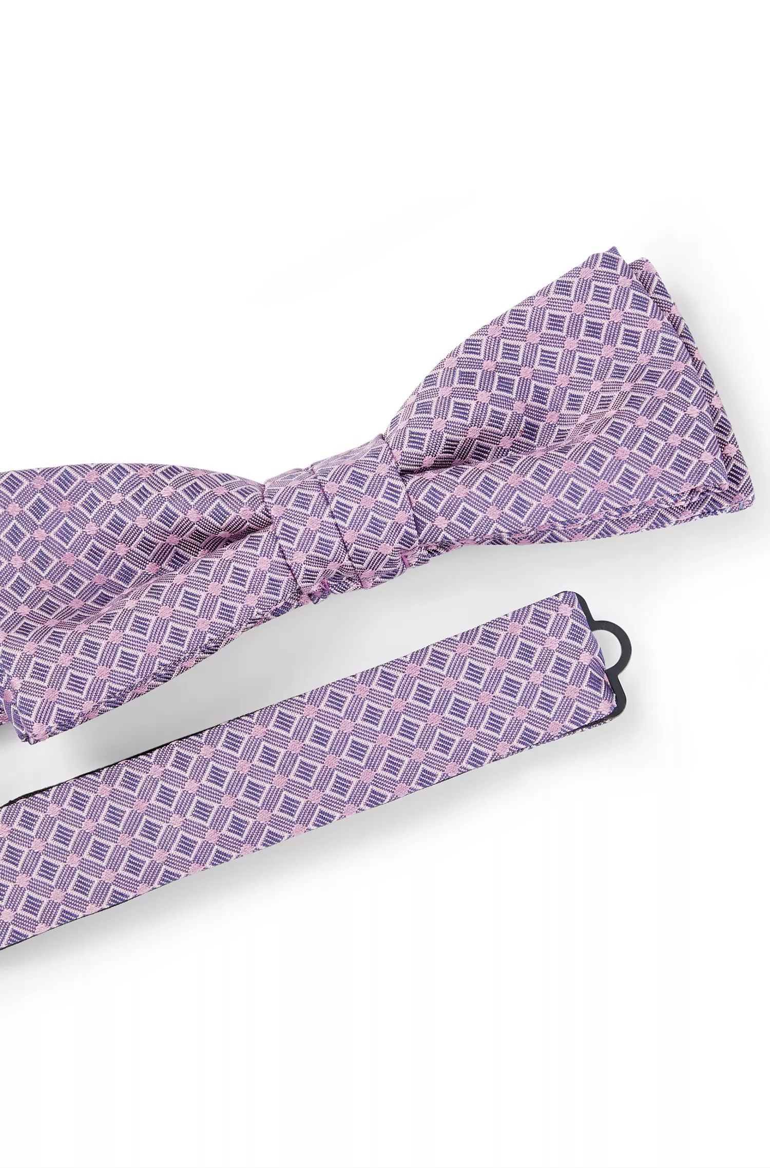 Gravata borboleta BOSS preta, fabricada na Itália, em seda estampada.