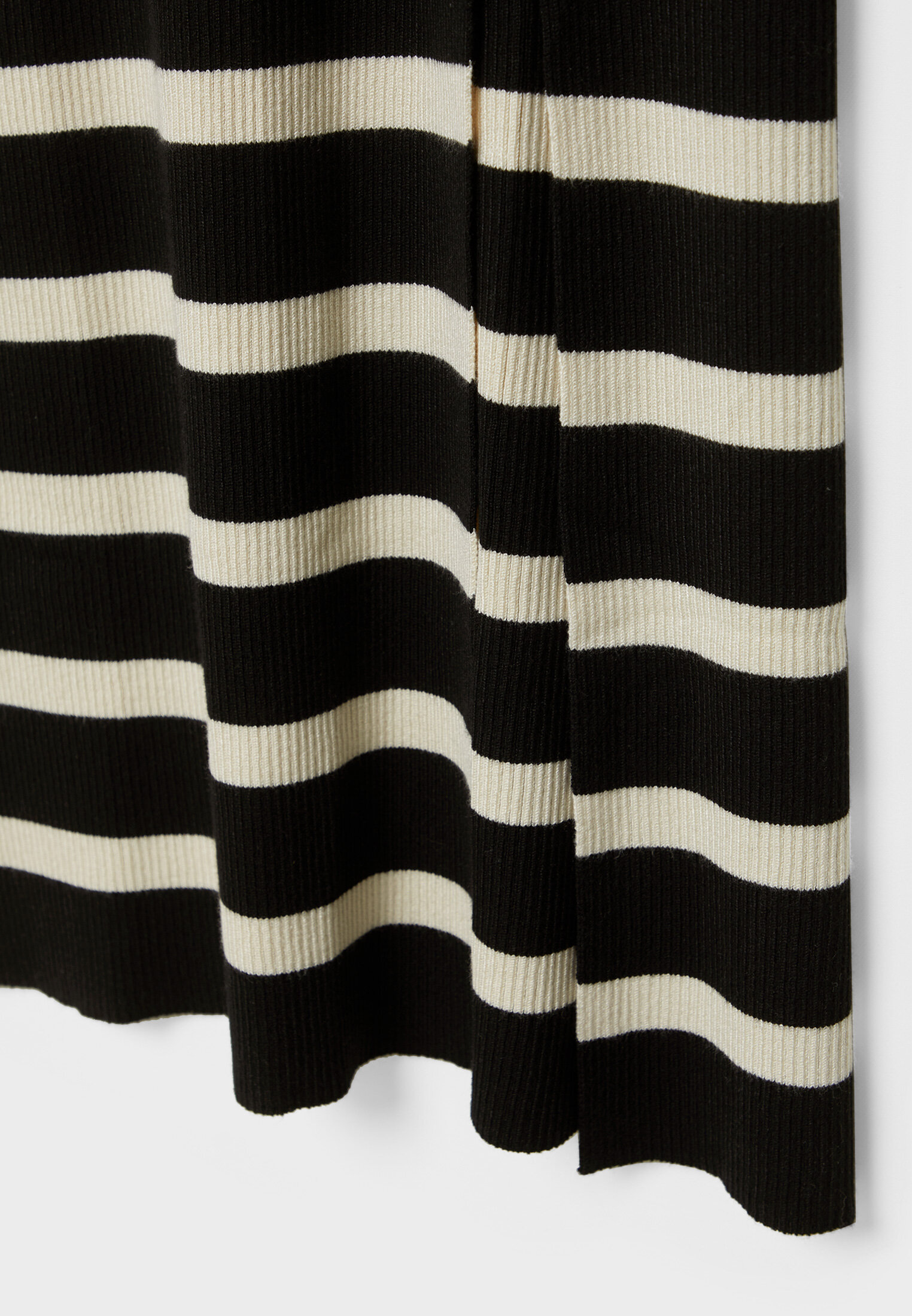 Vestido longo listrado de tricô grosso com fenda