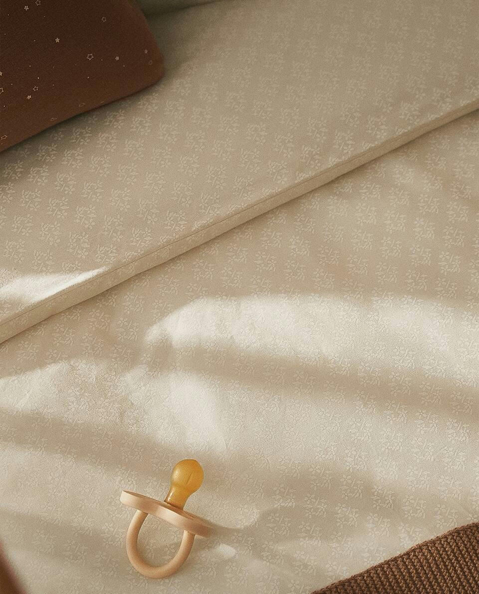 CAPA DE EDREDOM INFANTIL COM ESTAMPA FLORAL E ACABAMENTO EM RENDA