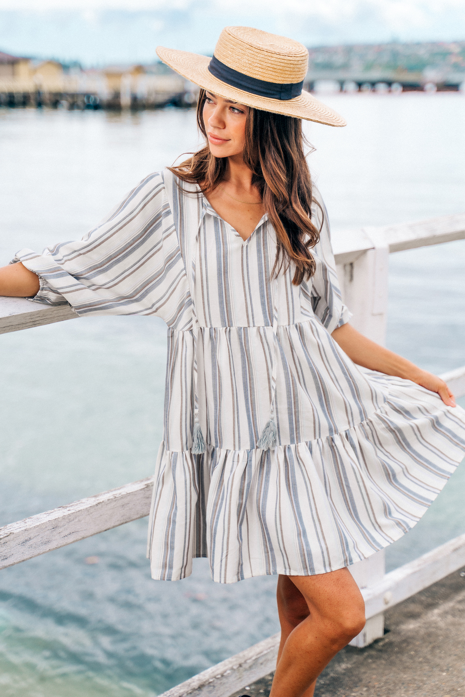 Robe mini droite avec col fendu à cordon
