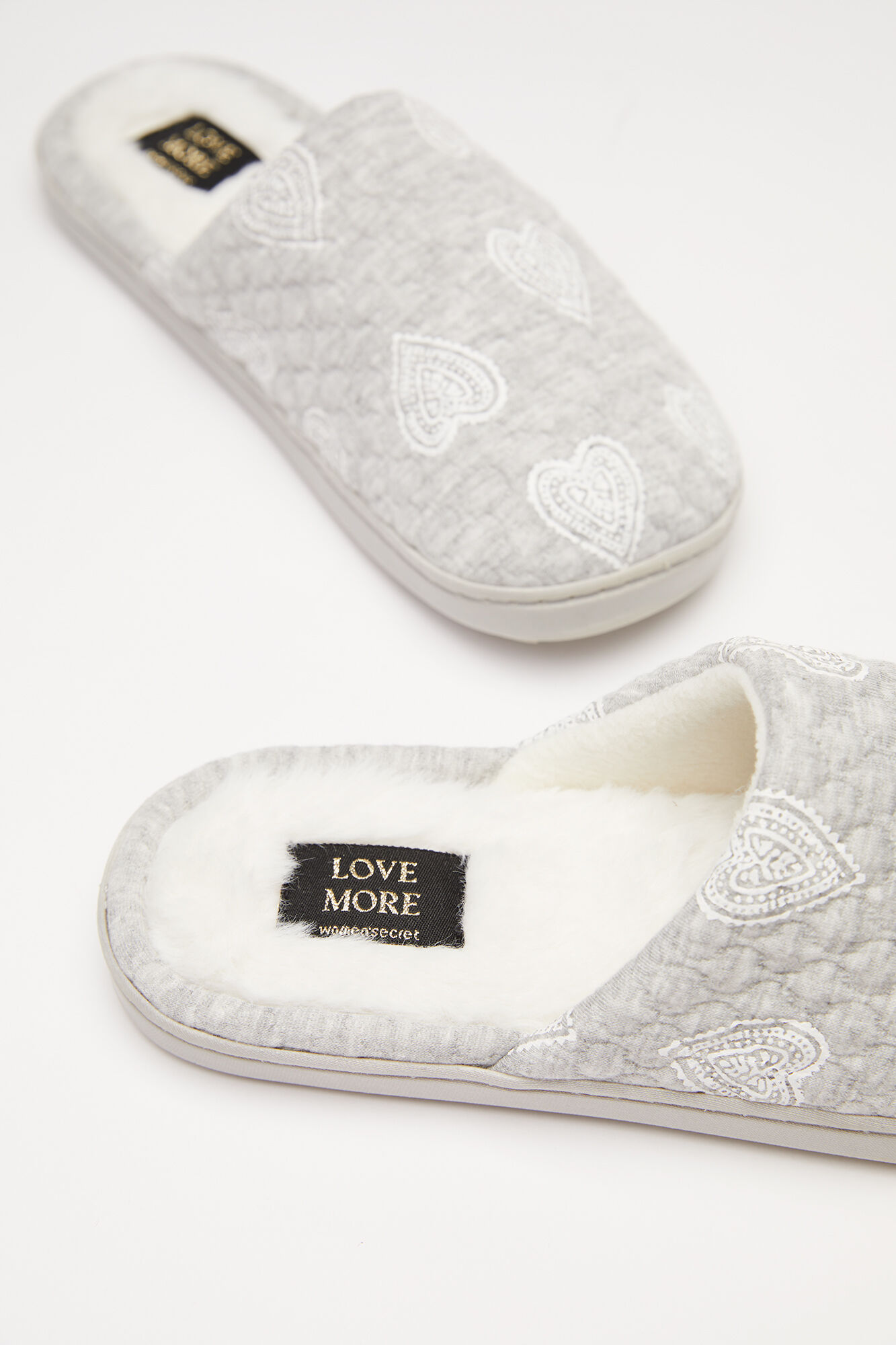 Pantufas cinza com corações - bege