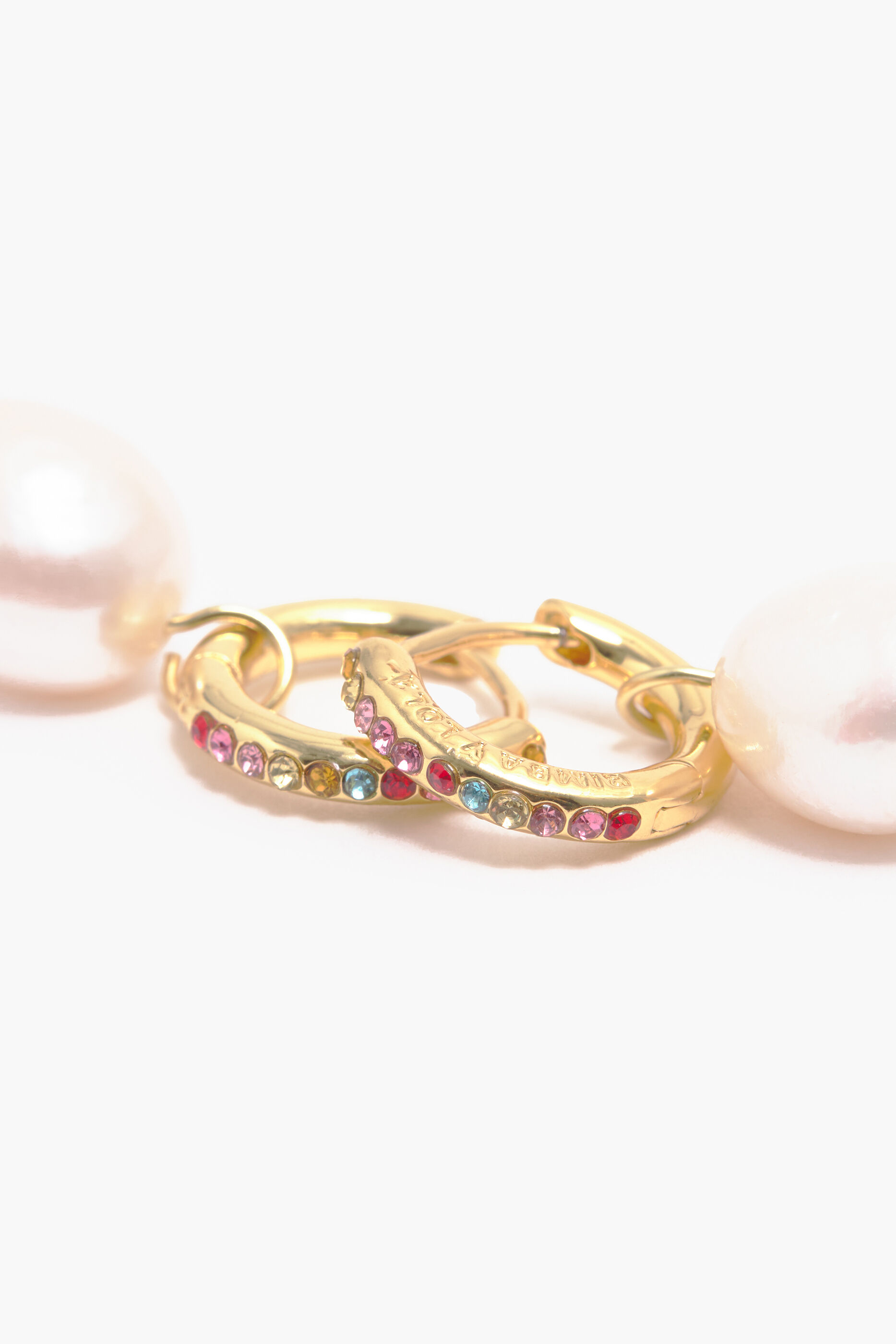Brincos de argola com mini pérolas multicoloridas