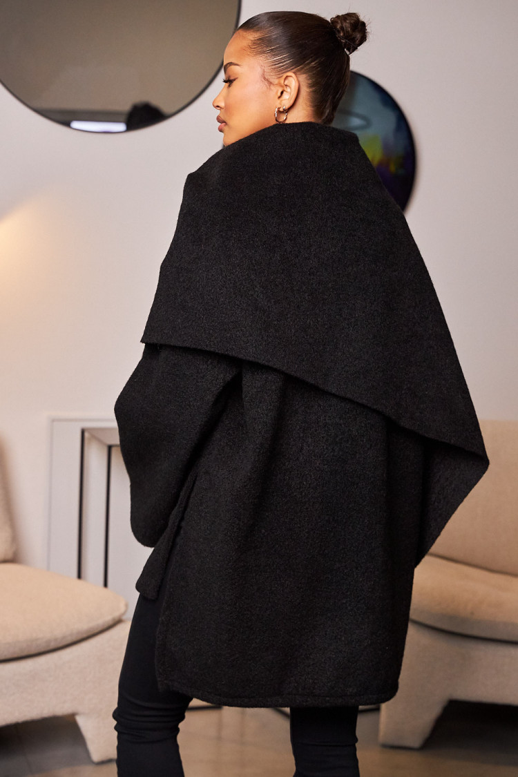 Veste texturée noire avec écharpe intégrée