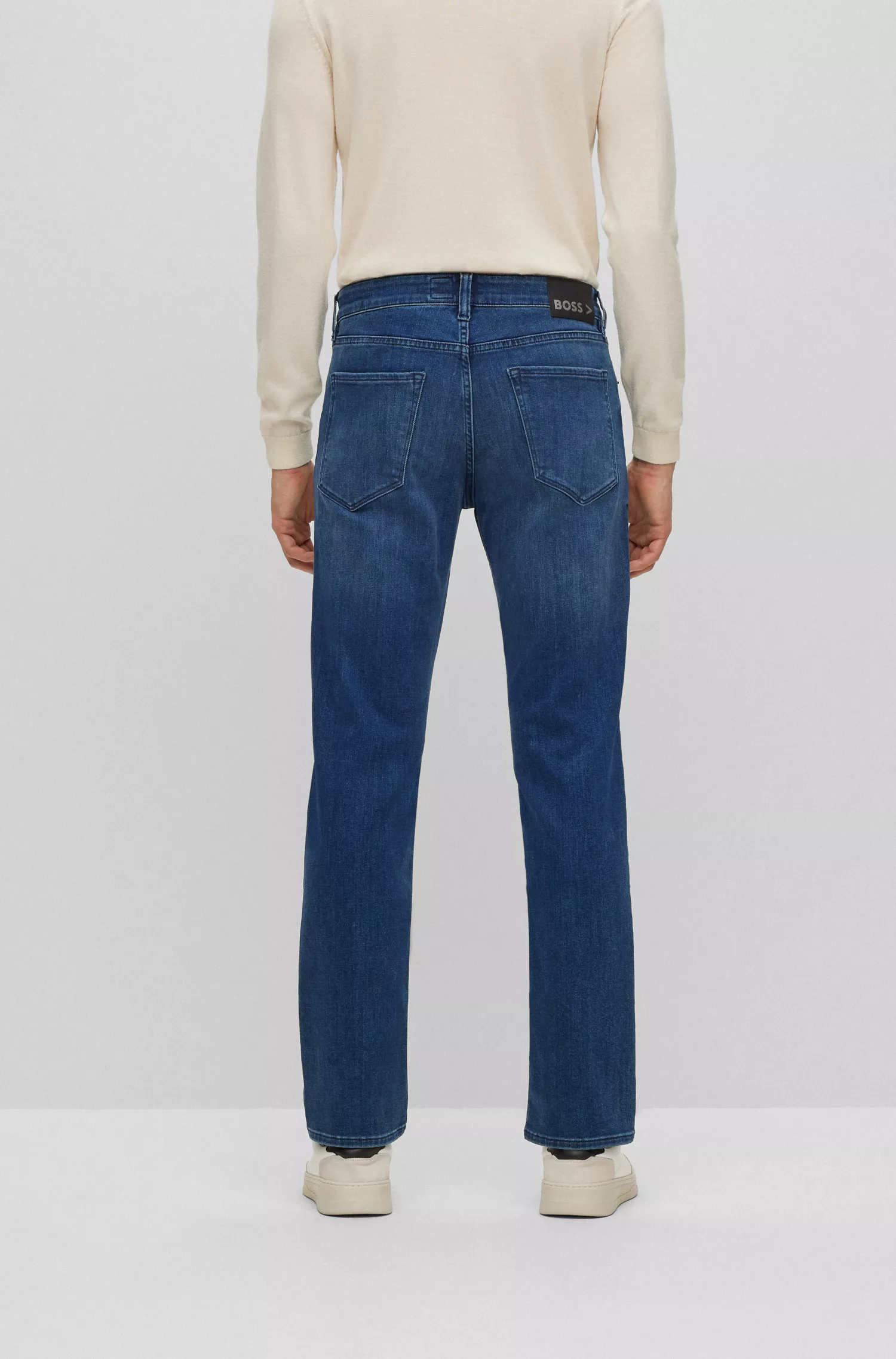 Calça jeans BOSS preta, corte regular, em denim Coolmax® azul.