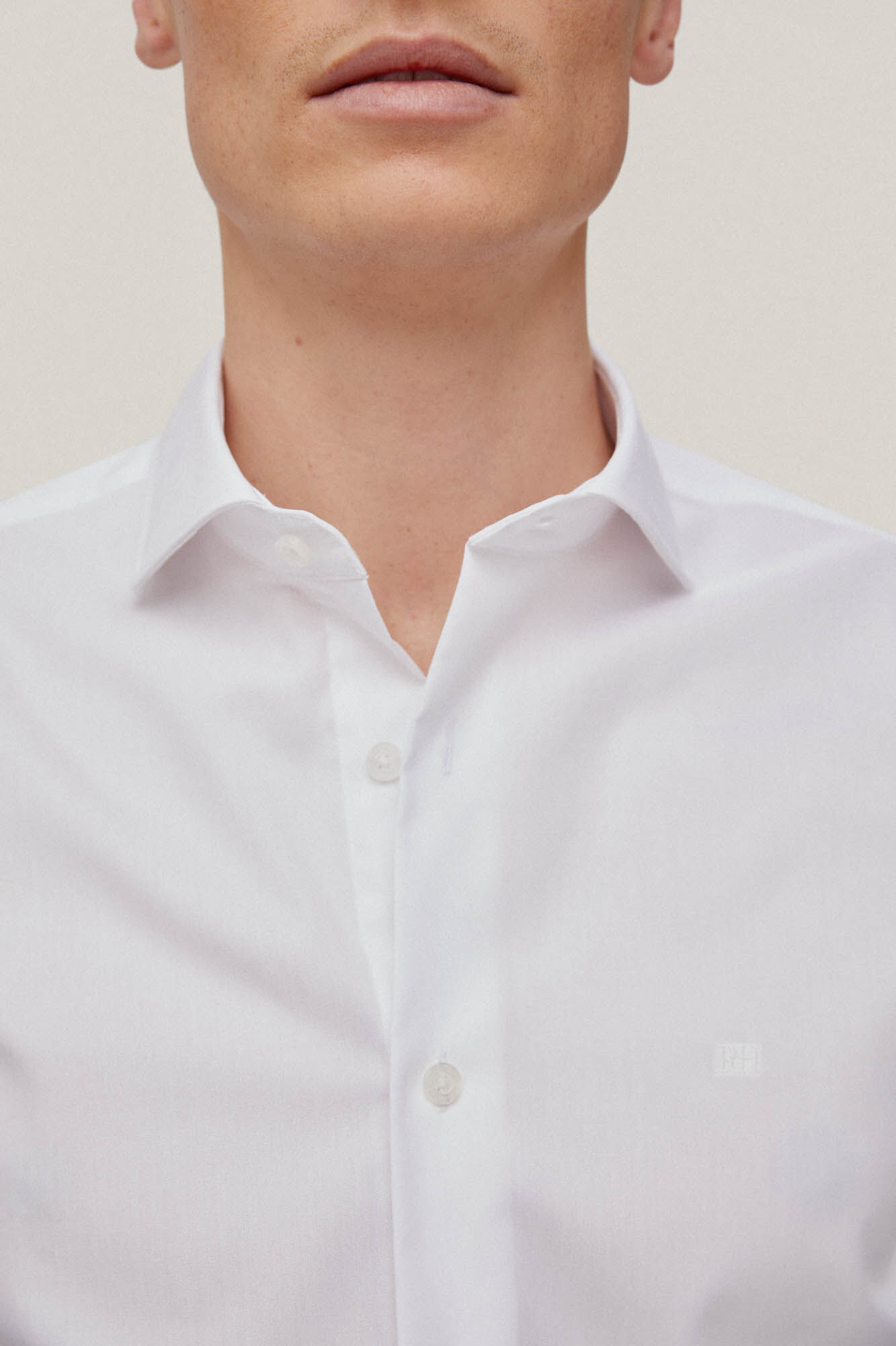 Camisa social lisa com abotoaduras que não precisam ser passadas a ferro e corte slim resistente a manchas - Branca