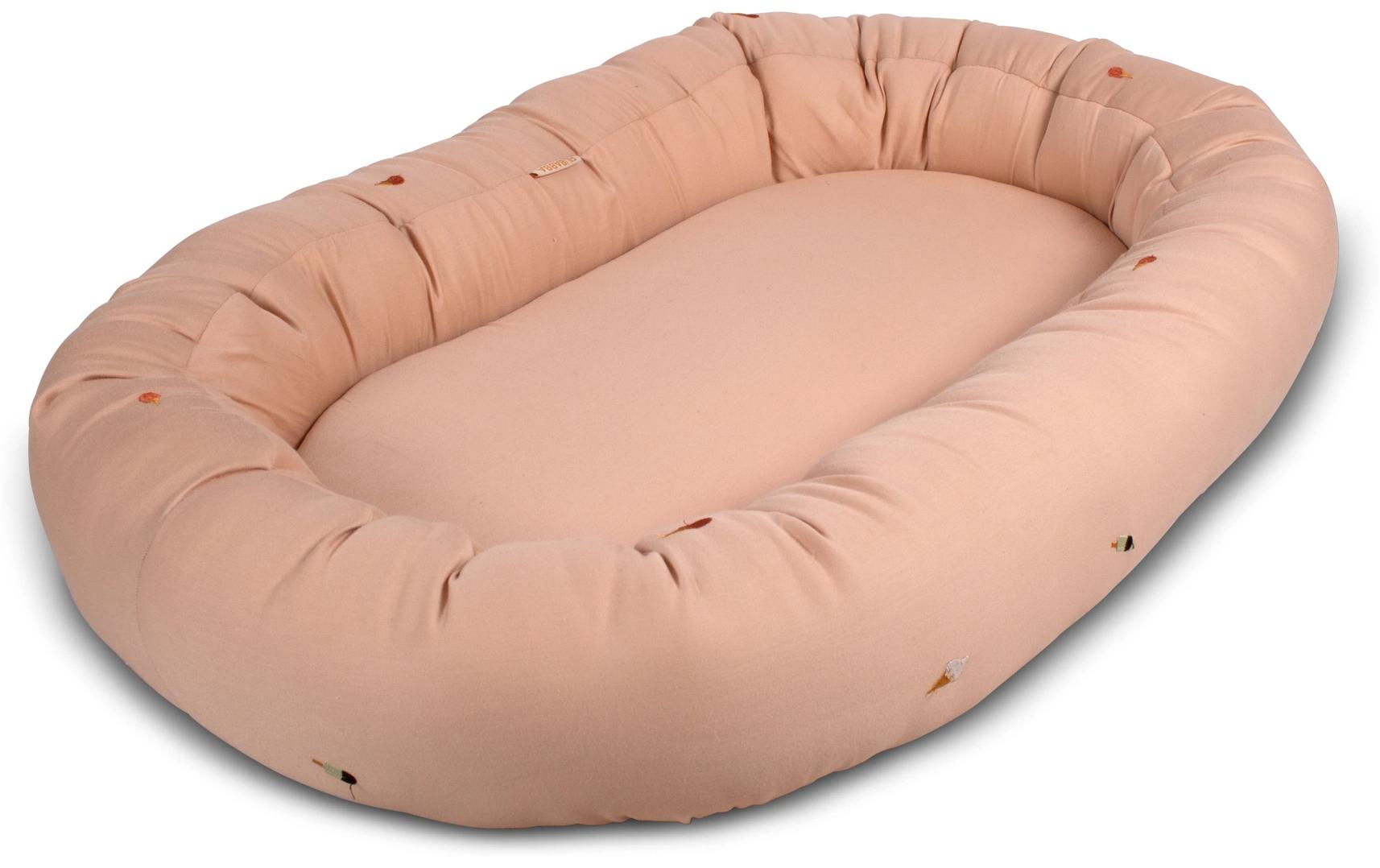 Liegehilfe Babynest Cool Summer Stickerei – FrappéKuschelnest aus Bio-Baumwolle