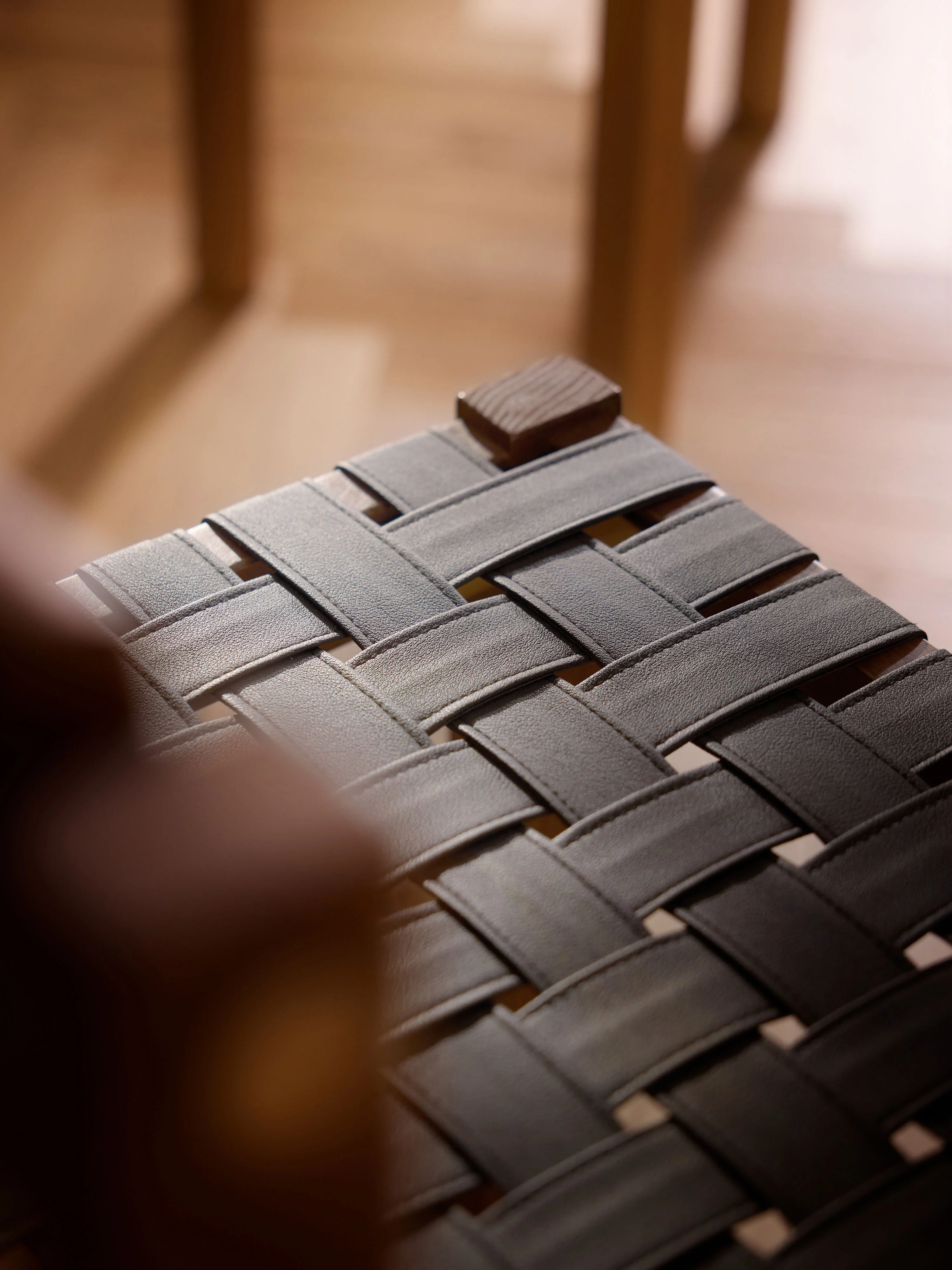 Houten stoel Liza met leren zitvlak