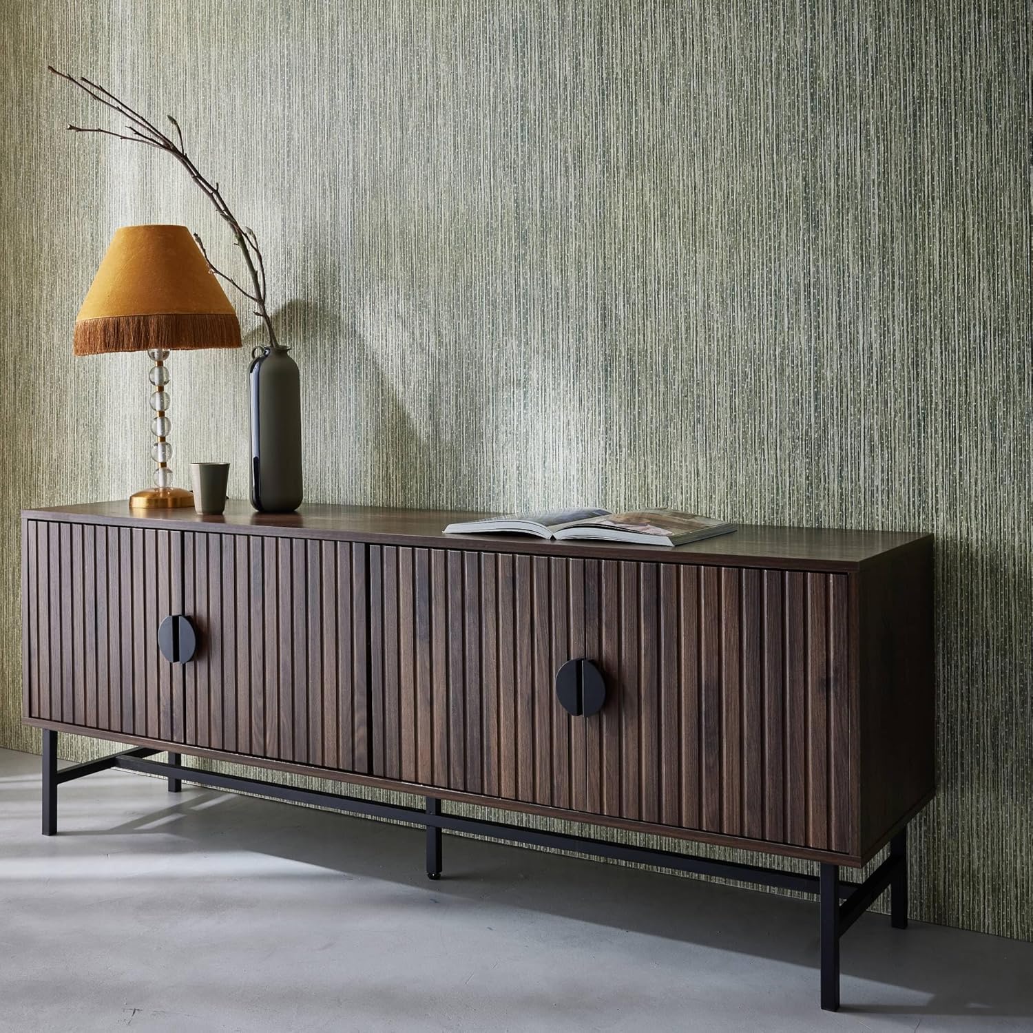 sweeek TV-Möbel, nussbaumfarbenes, geriffeltes Holzdekor, Vier Türen, Zwei Regale, L 160 x B 39 x H 60cm - Bazalt