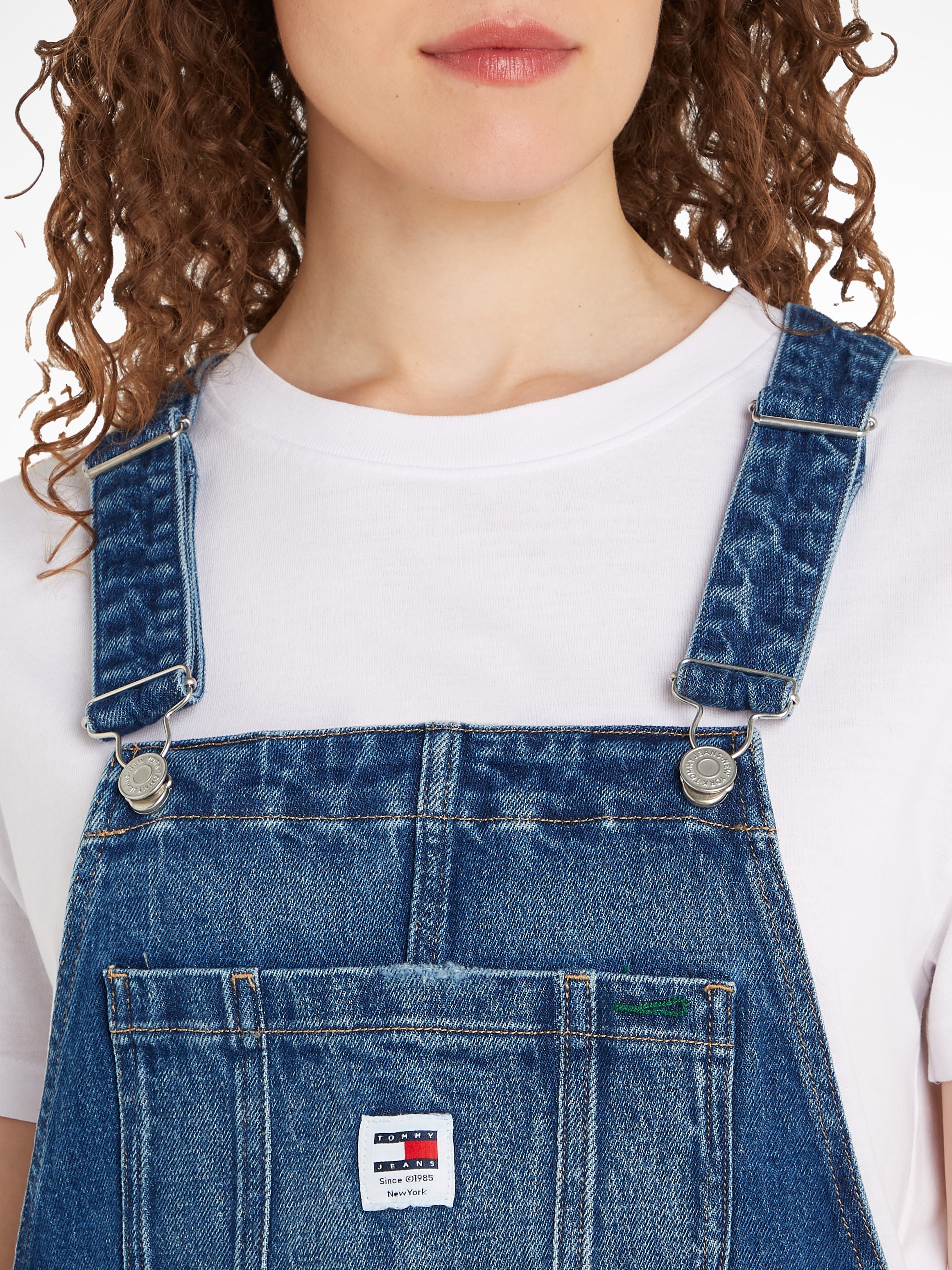 Tommy Jeans Latzkleid »DUNGAREE DENIM DRESS CH6138« Brusttasche | Eingrifftaschen | Gesässtaschen | Münztasche mit Tommy Jeans Flagge